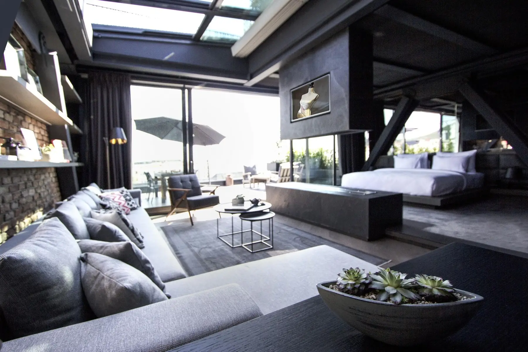 CITYLOFT 81 Presidential Suite: Çatı penceresi altında salon ve yatak