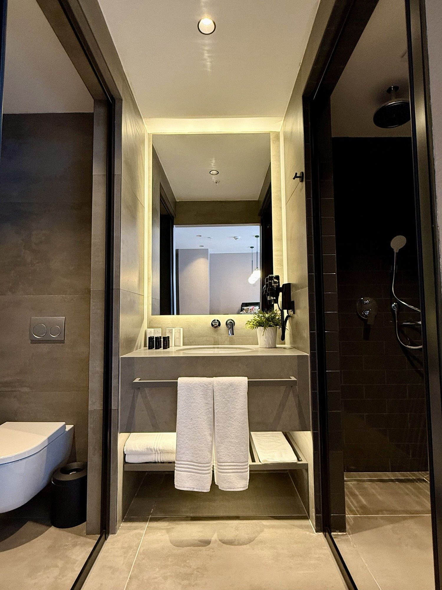 CITYLOFT 147 Loft Suite with Jacuzzi City view: Lavabo, havluluk ve duş bölümlü banyo