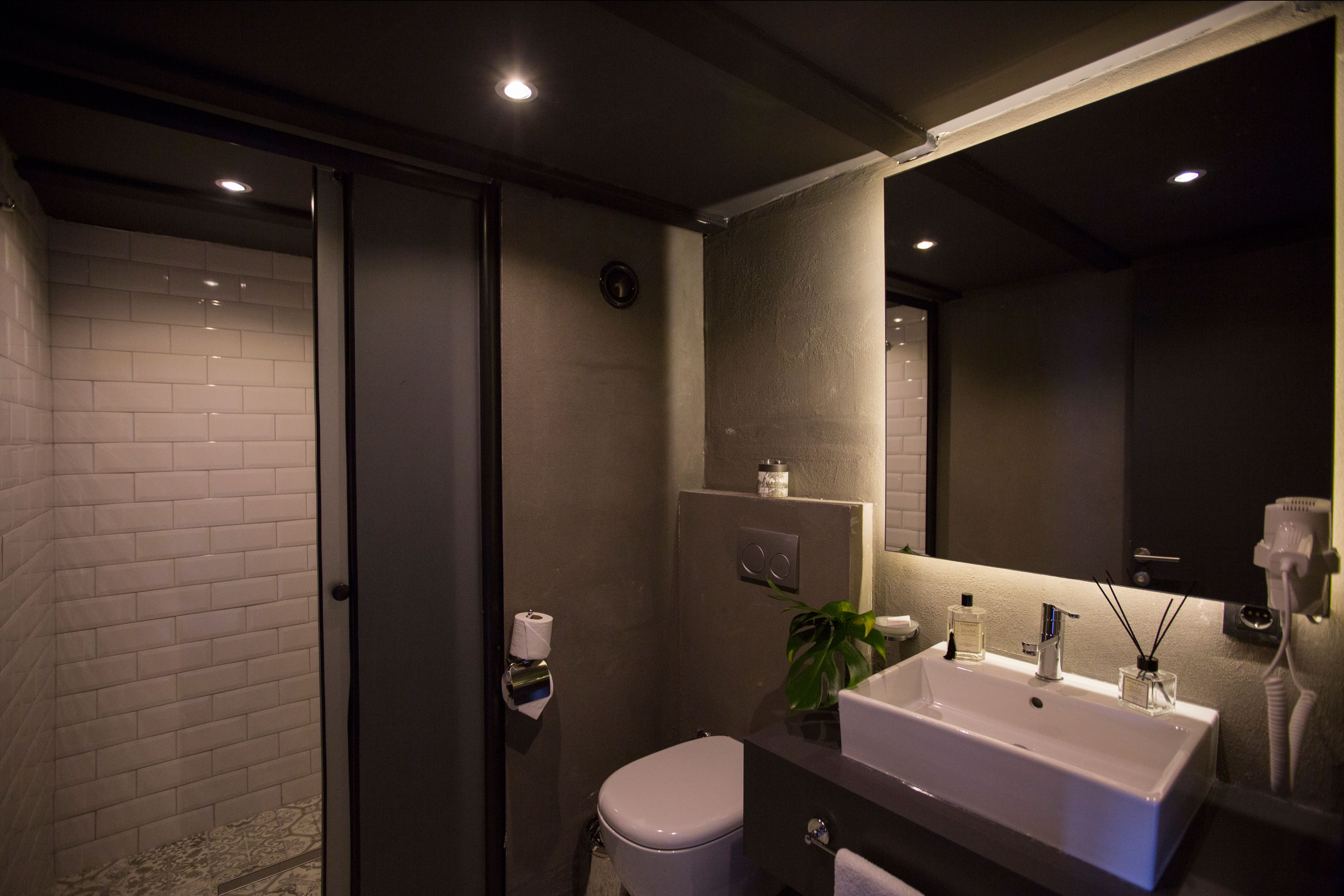 CITYLOFT 161 Loft Suite with Jacuzzi: Aydınlatmalı aynalı lavabo ve asma klozet