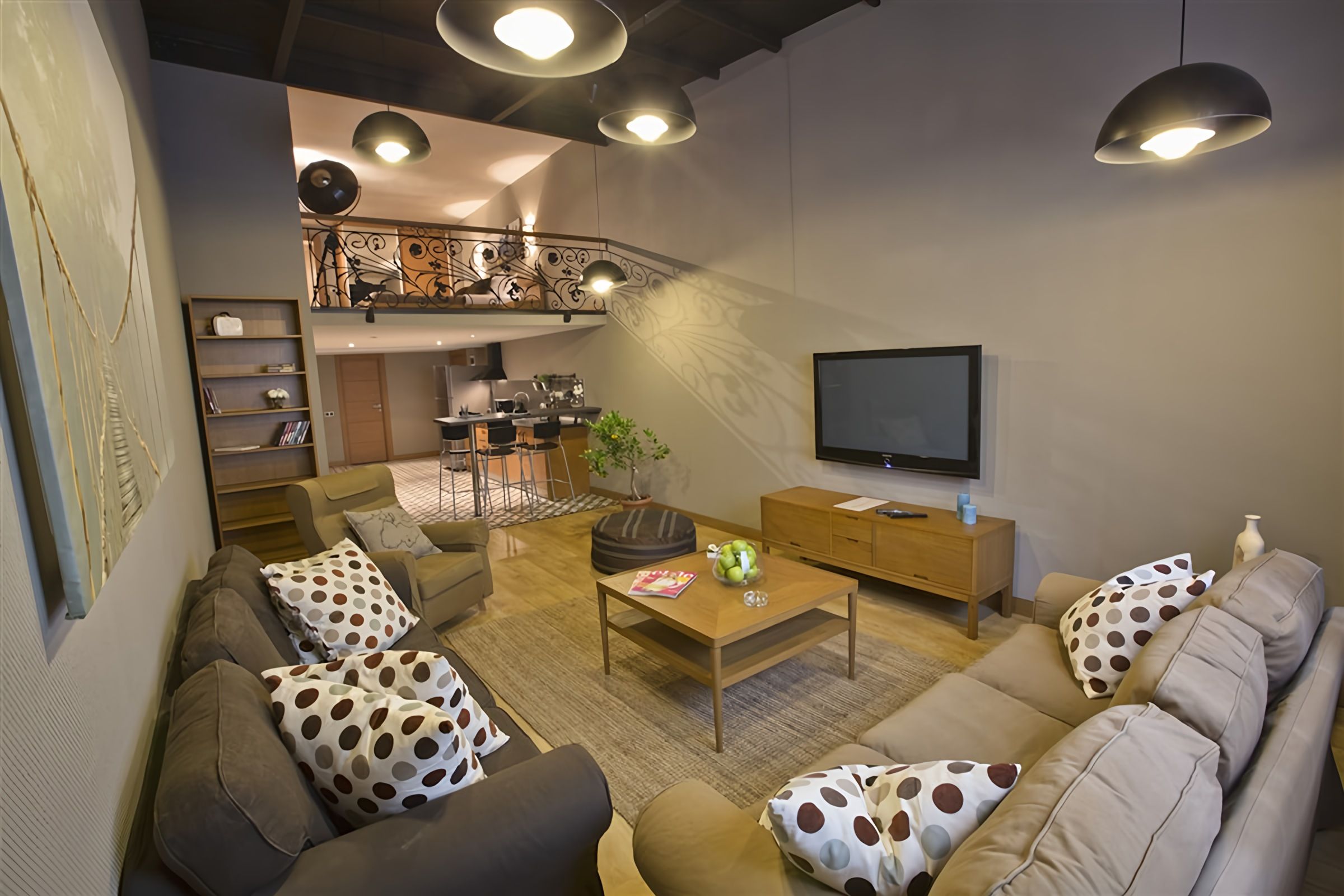 CITYLOFT 36 Loft Suite: Yüksek tavanlı salon ve üst kat