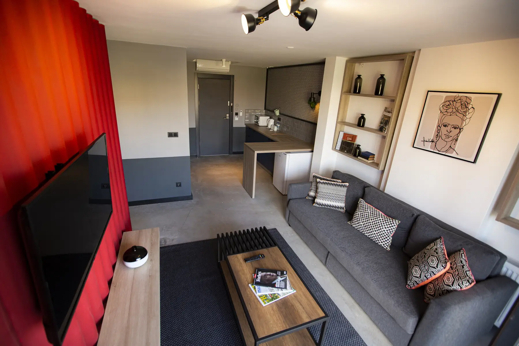 CITYLOFT 64 Garden Studio: Salon, kanepe, TV ve çalışma köşesi