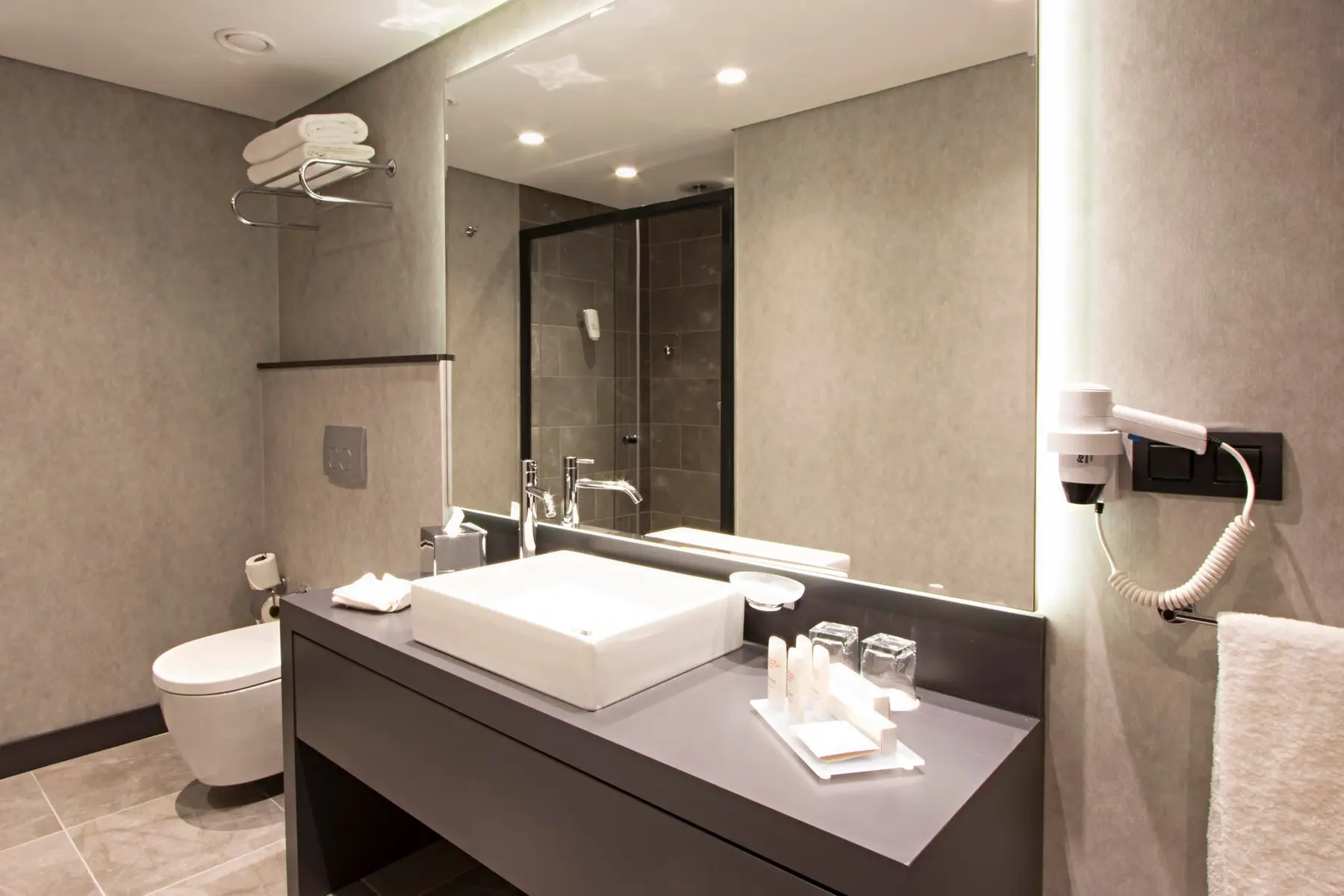 CITYLOFT 81 Family Suite: Geniş lavabo tezgâhı ve klozet
