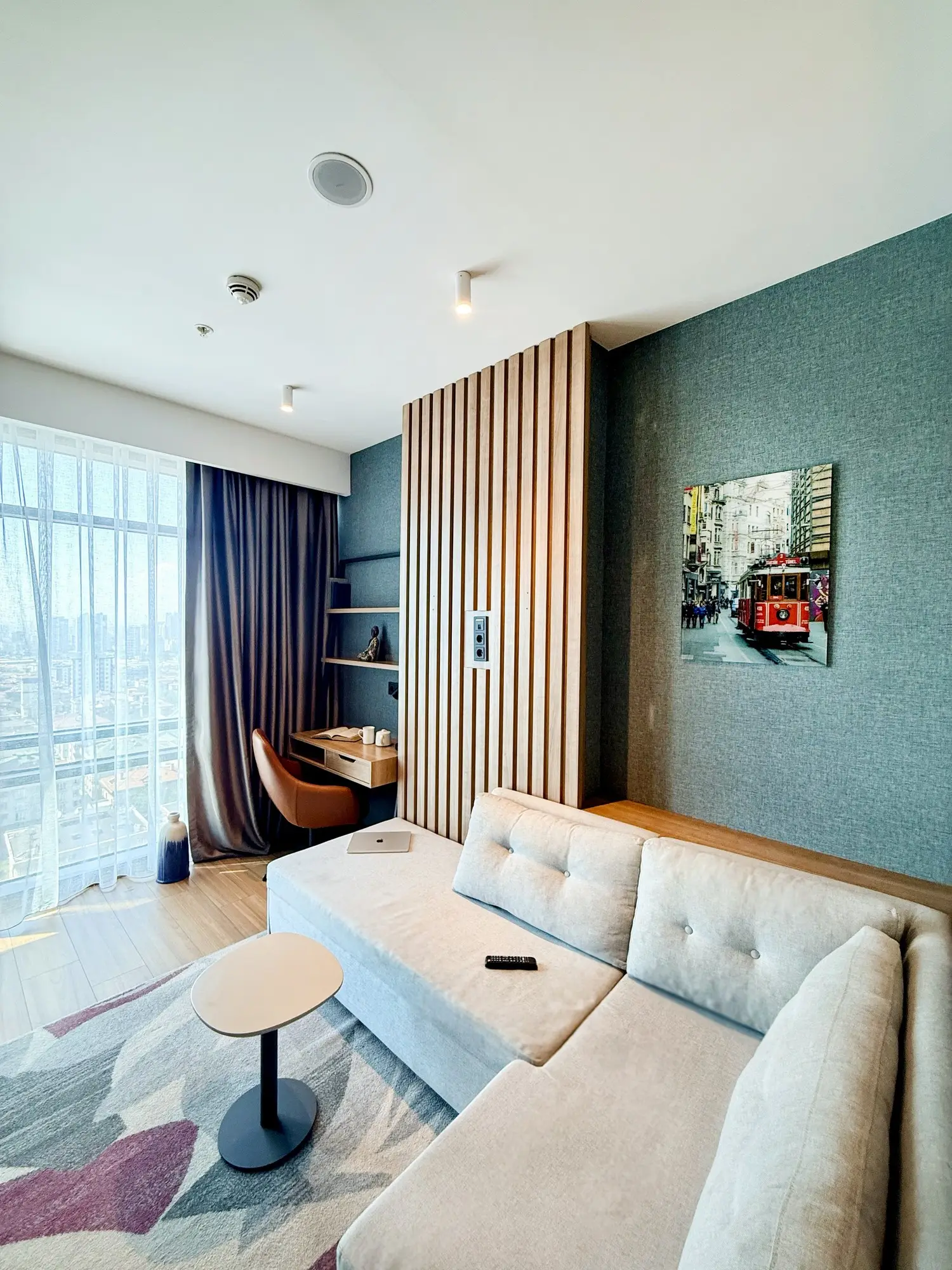 CITYLOFT 175 One Bedroom Sea: Pencere önünde kanepe ve sehpa