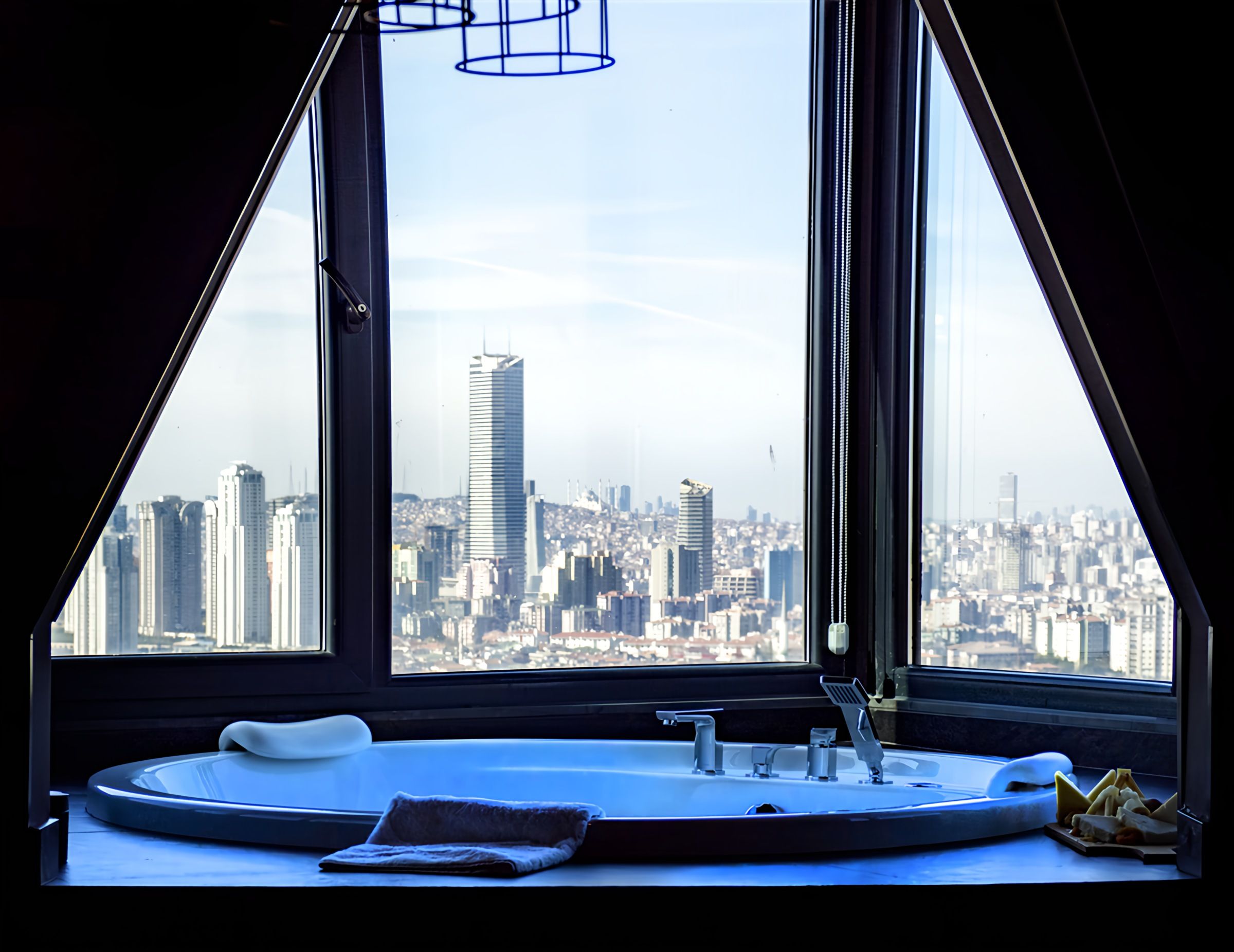 CITYLOFT 161 Corner Suite with Jacuzzi City view: Jakuzi ve Ataşehir finans merkezi manzarası