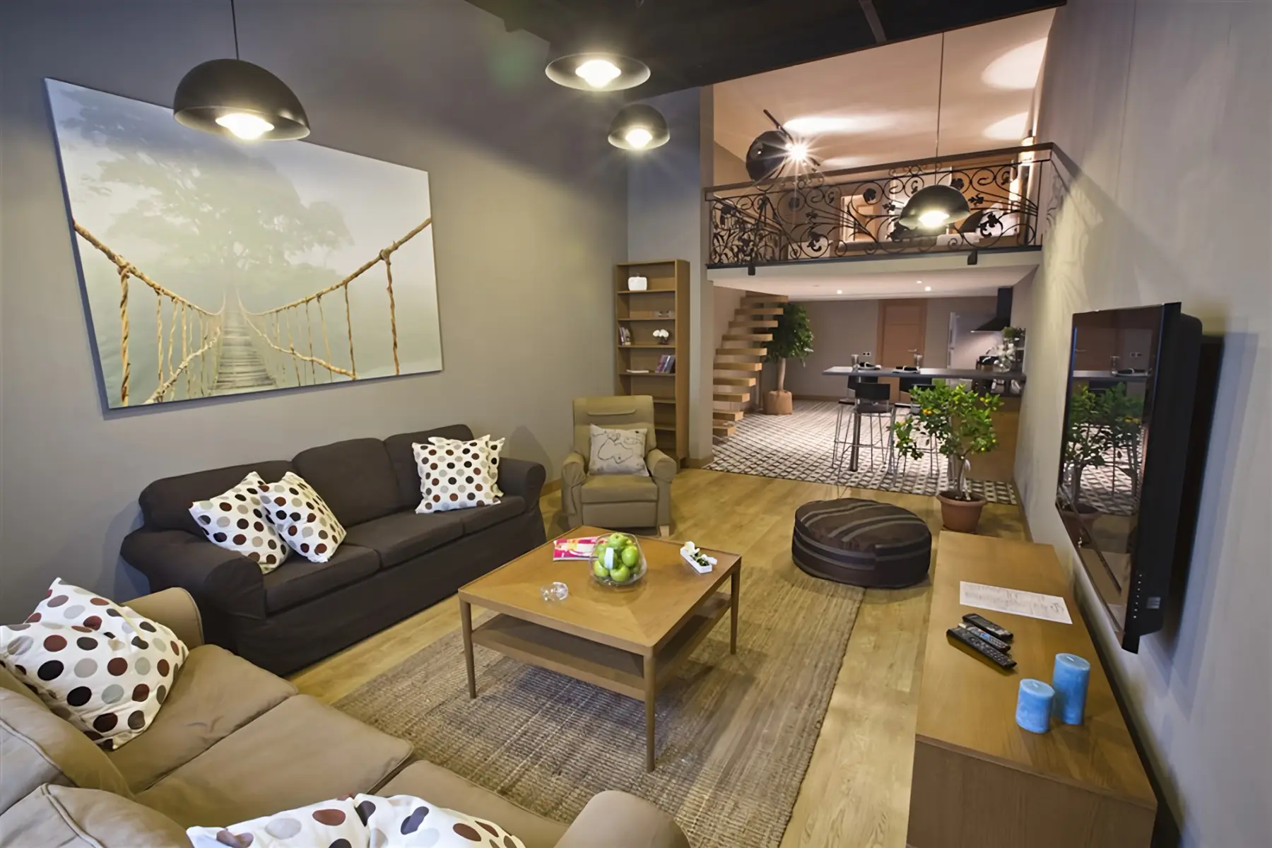 CITYLOFT 36 Loft Suite: Yüksek tavanlı salon ve üst kat
