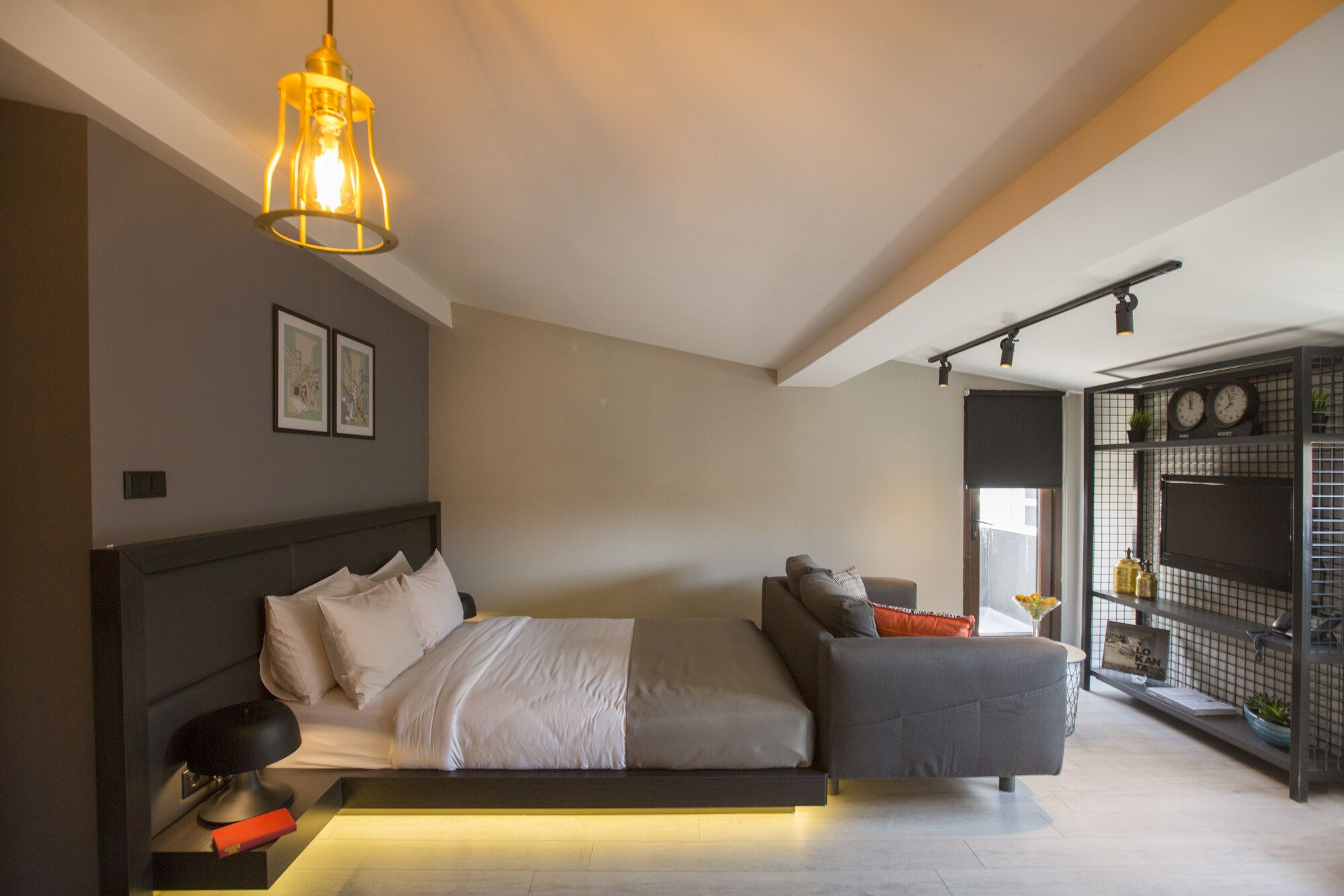 CITYLOFT 36 Studio Suite with Terrace: Işıklı platformda yatak ve köşe kanepe