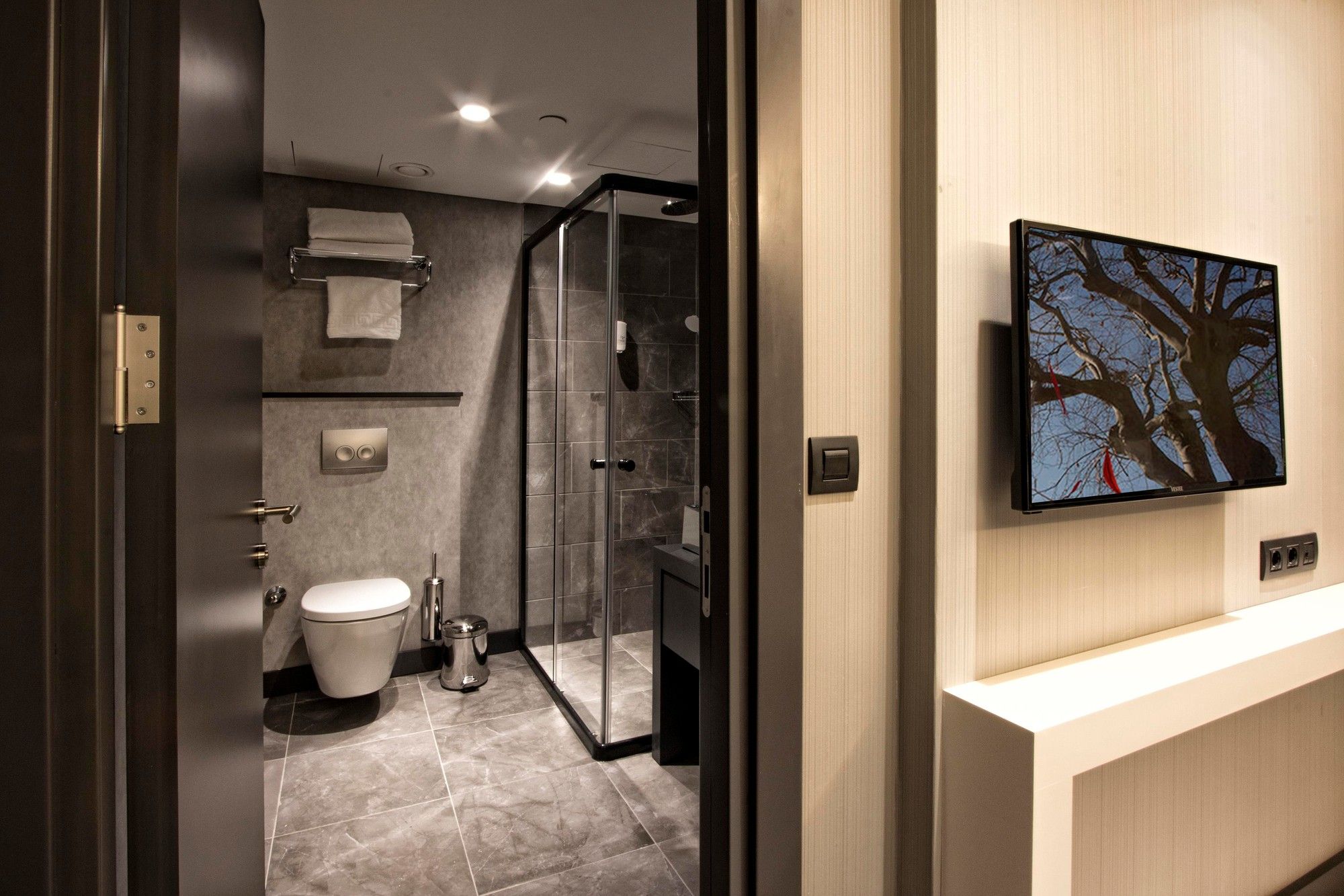 CITYLOFT 81 Family Suite: Banyo girişi, cam duş ve asma klozet