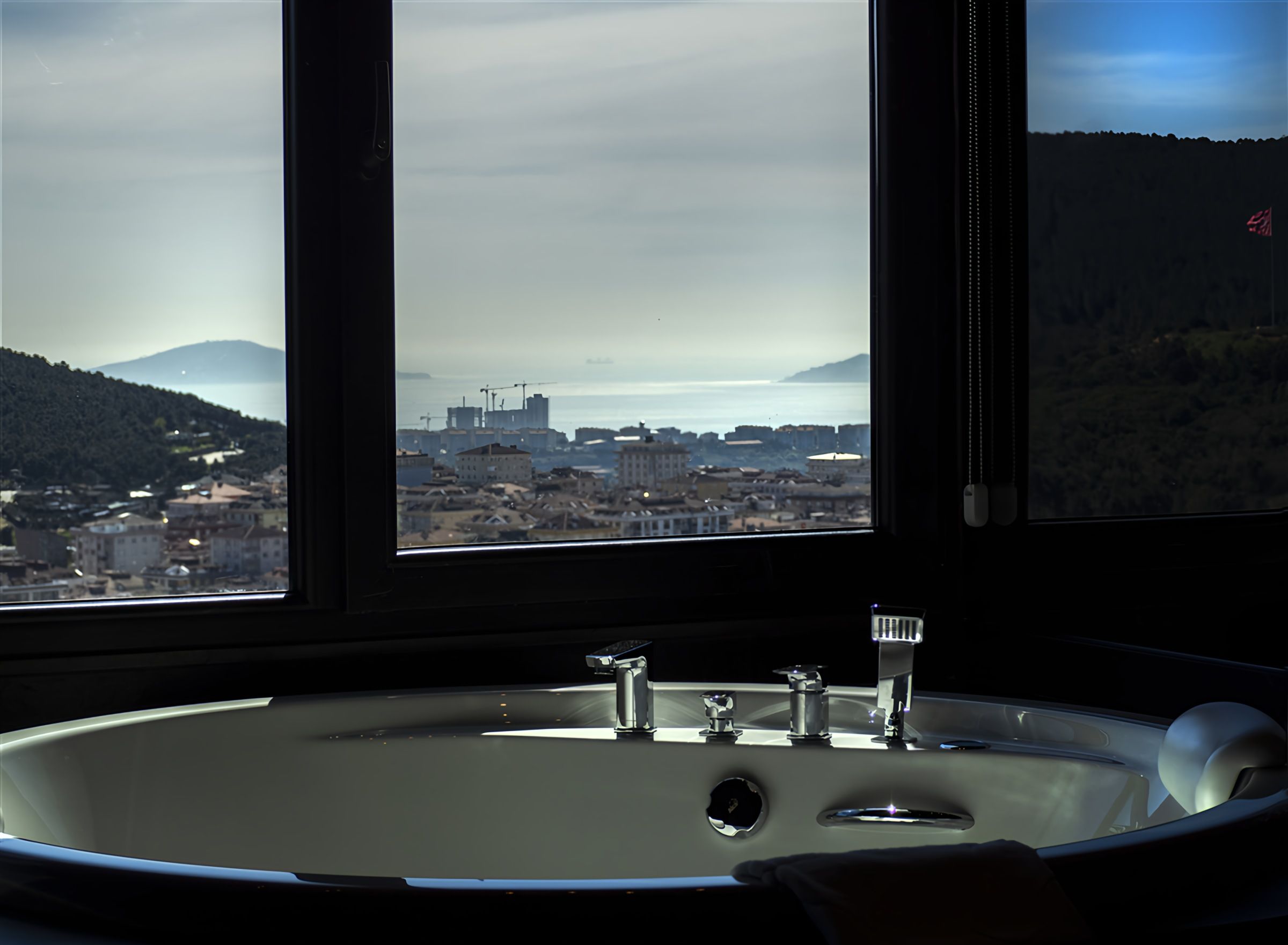CITYLOFT 161 Corner Suite with Jacuzzi Sea view: Pencere önündeki jakuzi ve Adalar manzarası