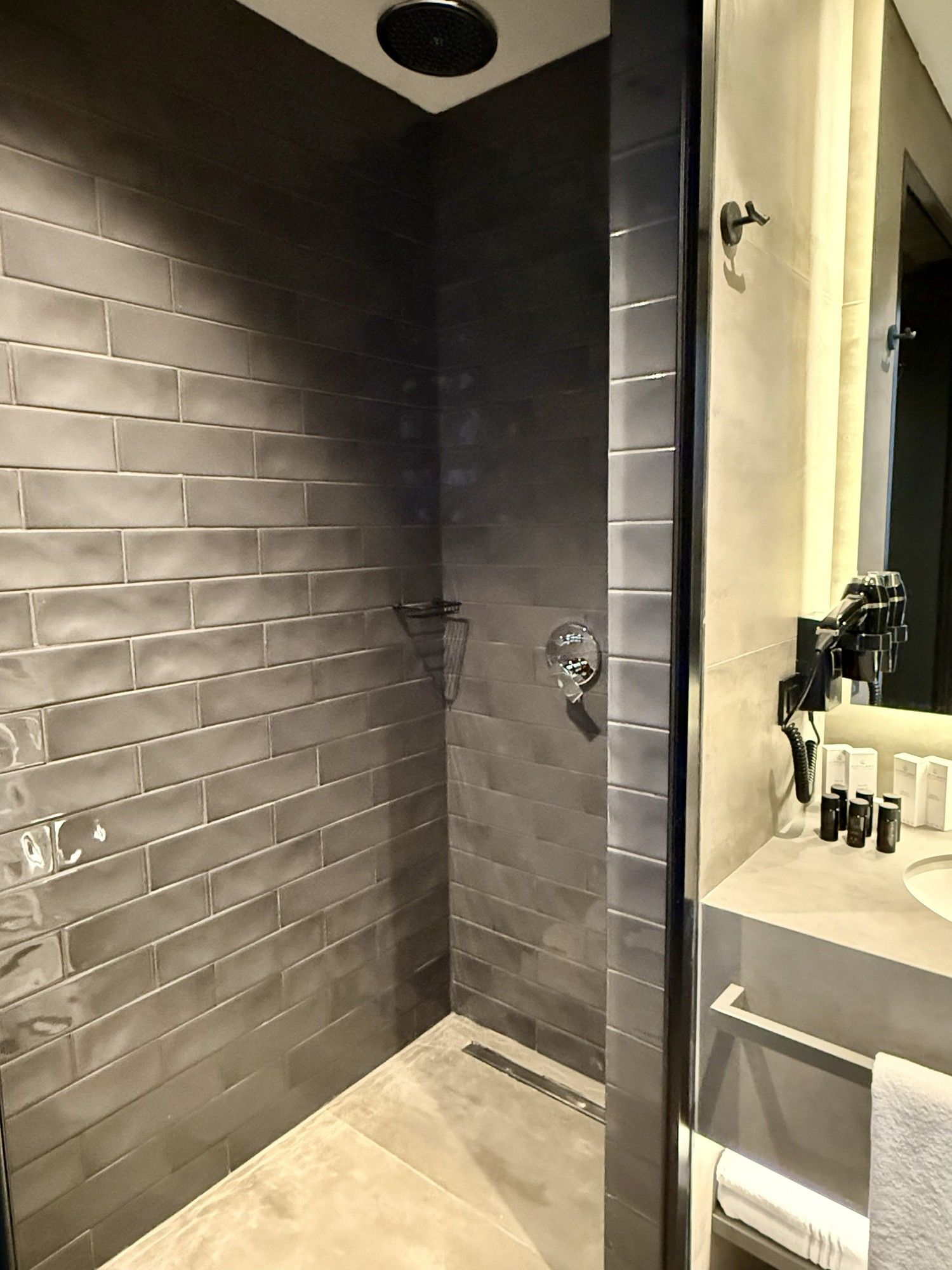 CITYLOFT 147 Jacuzzi Suite with City view: Gri seramik kaplı duş alanı