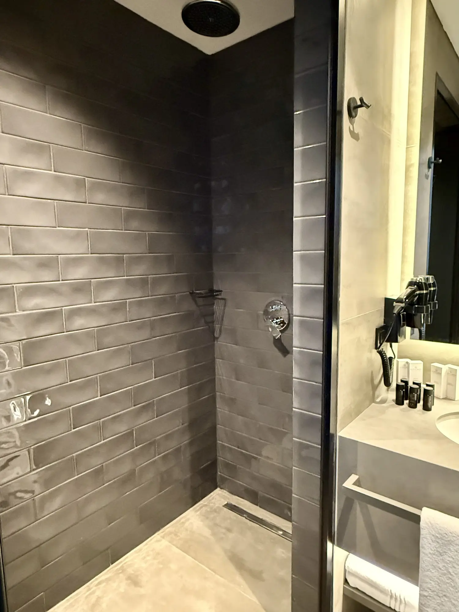 CITYLOFT 147 Jacuzzi Suite with City view: Gri seramik kaplı duş alanı
