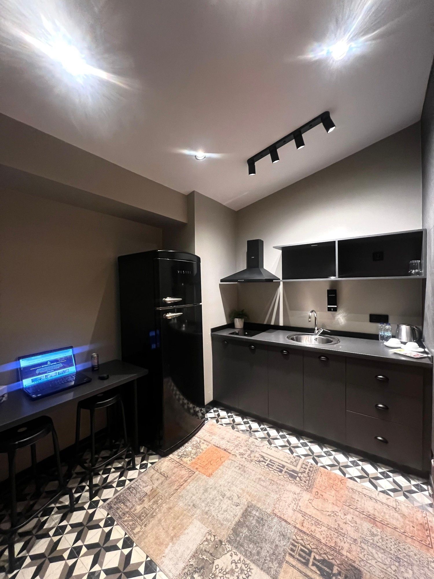 CITYLOFT 36 Dublex Suite: Siyah dolaplı mutfak ve yemek tezgâhı