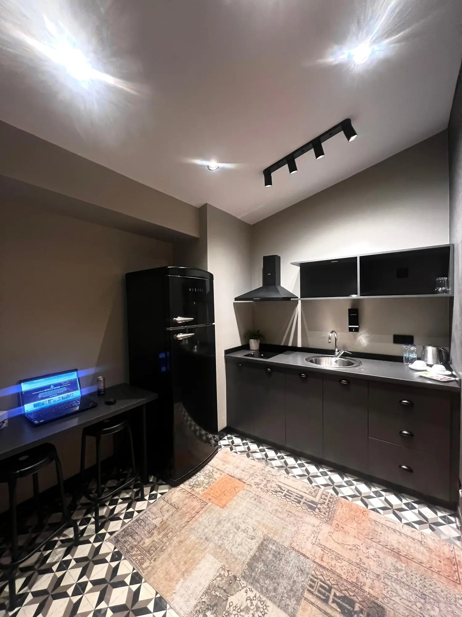 CITYLOFT 36 Dublex Suite: Siyah dolaplı mutfak ve yemek tezgâhı