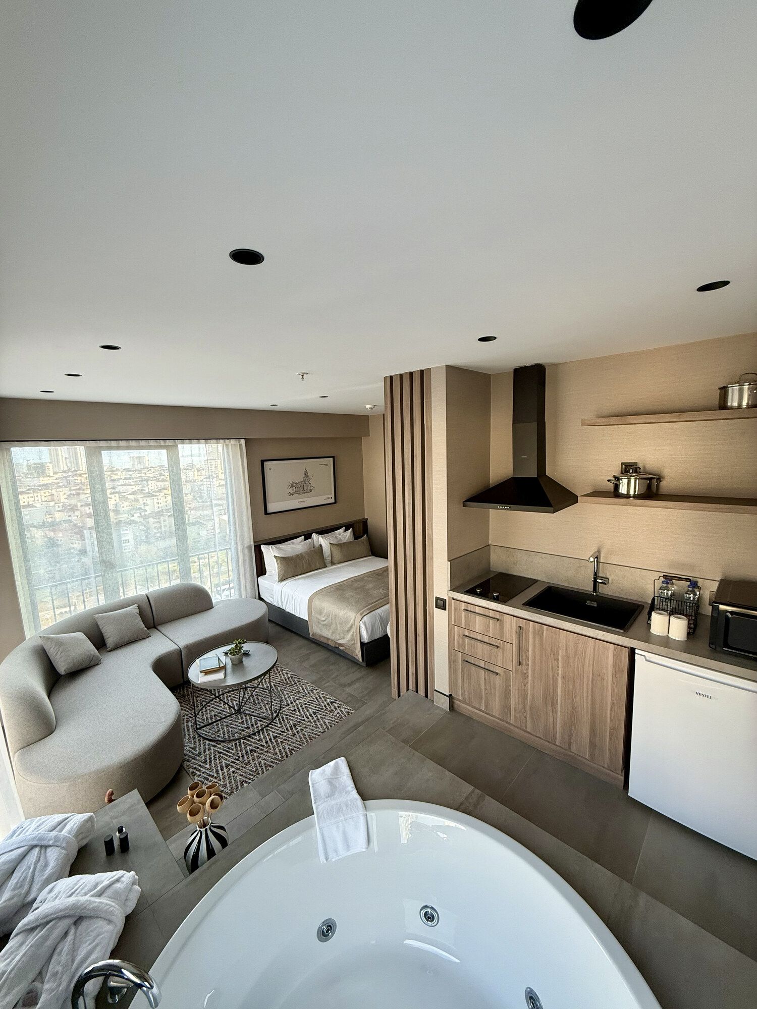 CITYLOFT 147 Jacuzzi Suite with Sea view: Jakuzi, köşe kanepe, mutfak ve yatağı gösteren geniş açı