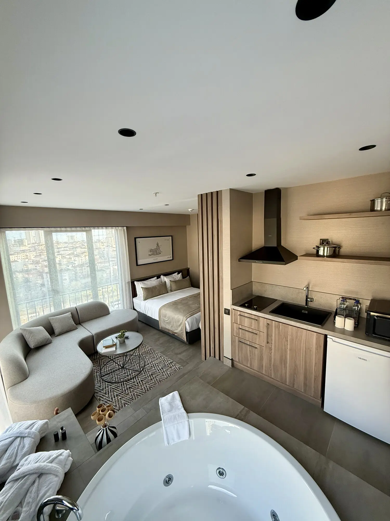 CITYLOFT 147 Jacuzzi Suite with Sea view: Jakuzi, köşe kanepe, mutfak ve yatağı gösteren geniş açı