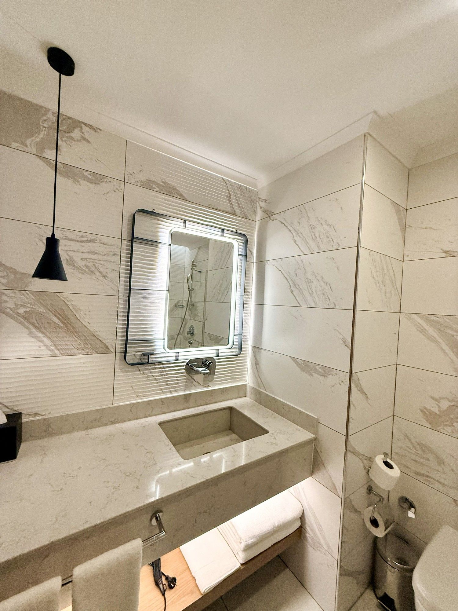 CITYLOFT 175 One Bedroom Sea: Mermer kaplı banyo ve aydınlatmalı ayna