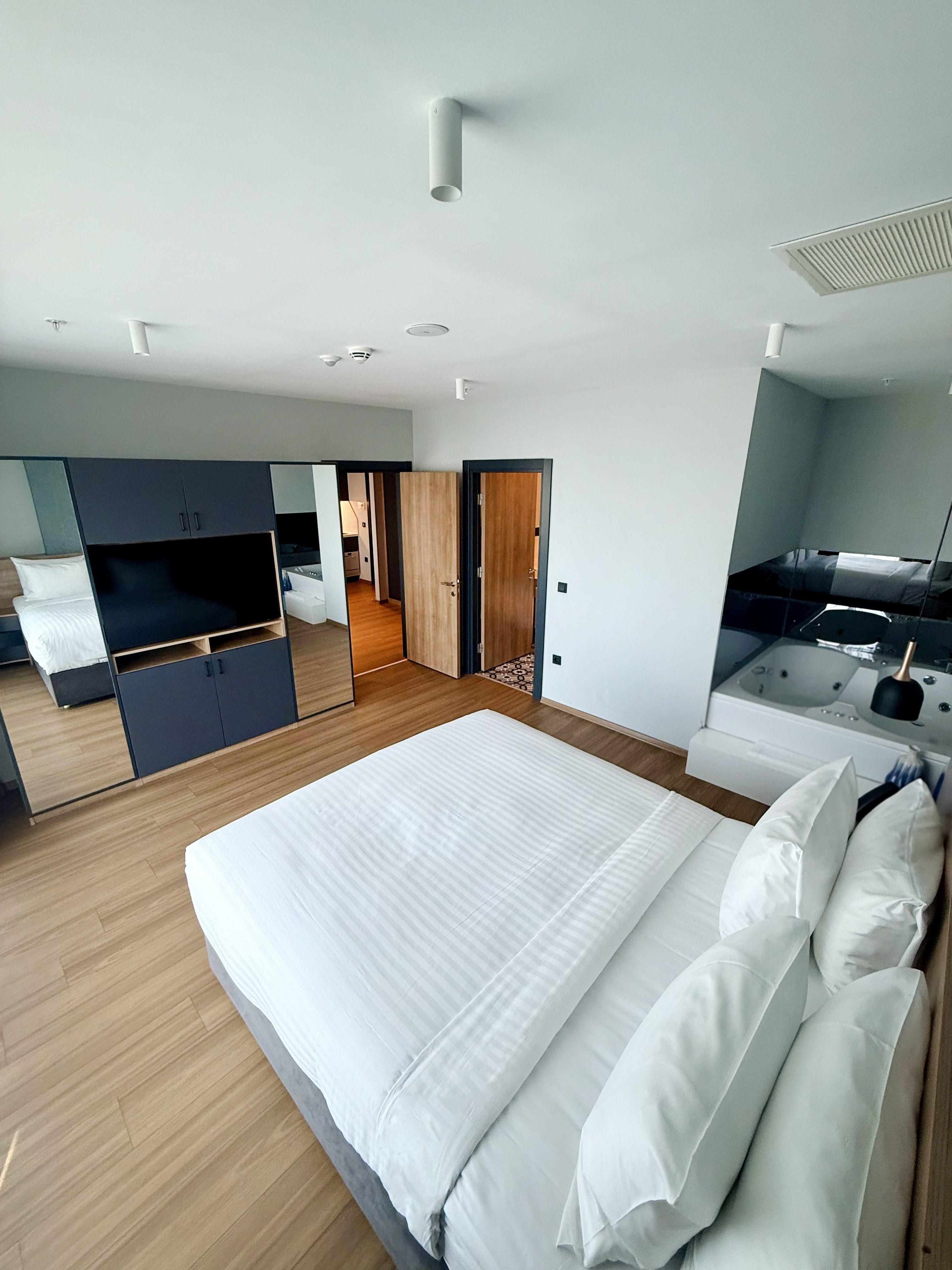 CITYLOFT 175 Jacuzzi Suite: Çift kişilik yatak, TV ünitesi ve jakuzi