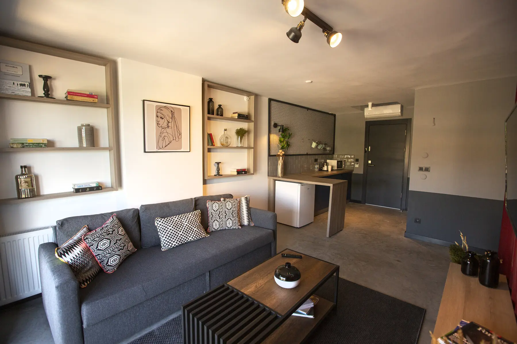 CITYLOFT 64 Studio: Köşe kanepe, raf ünitesi ve mutfak tezgâhı