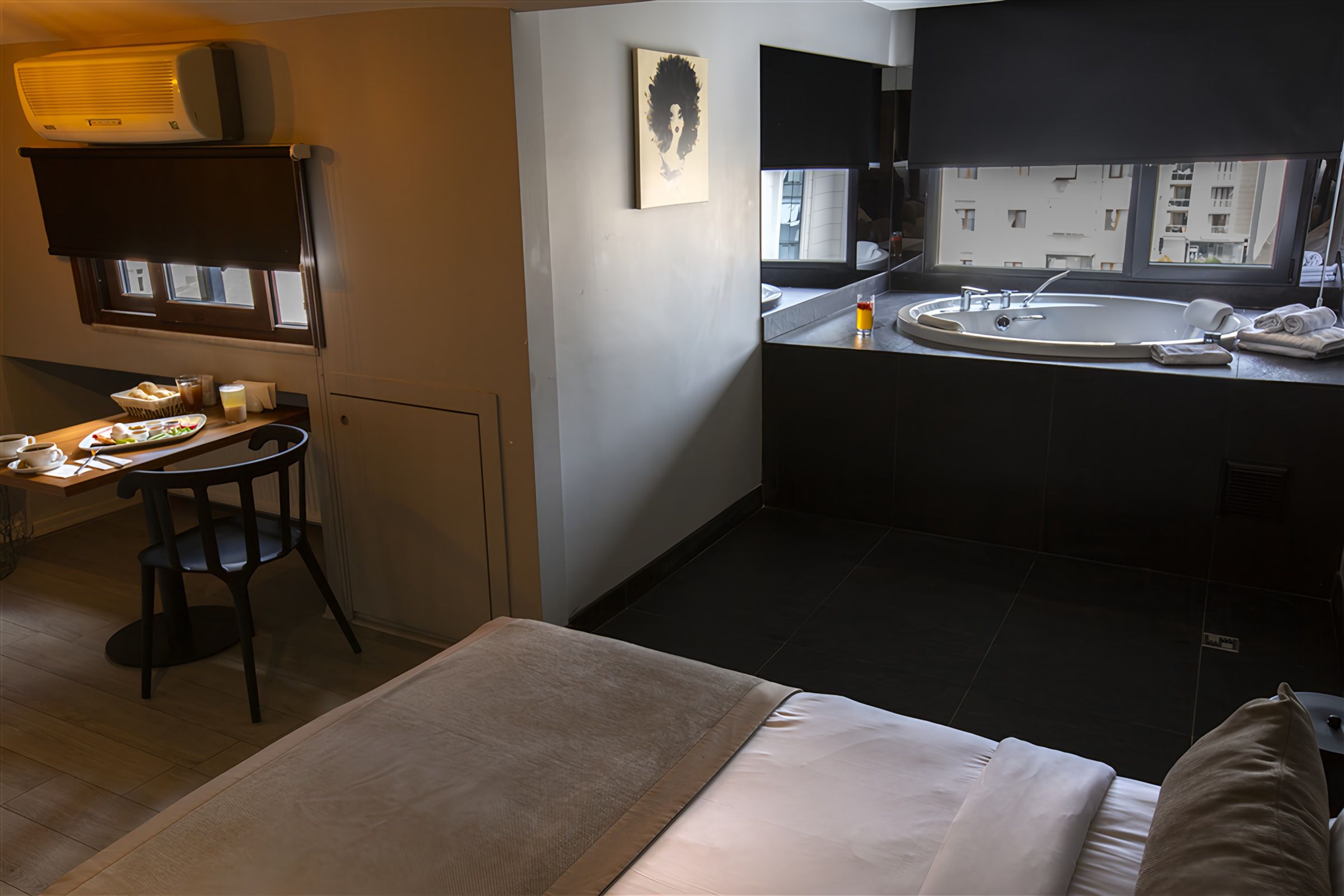 CITYLOFT 36 Studio with Jacuzzi: Odada jakuzi, yatak ve küçük yemek masası