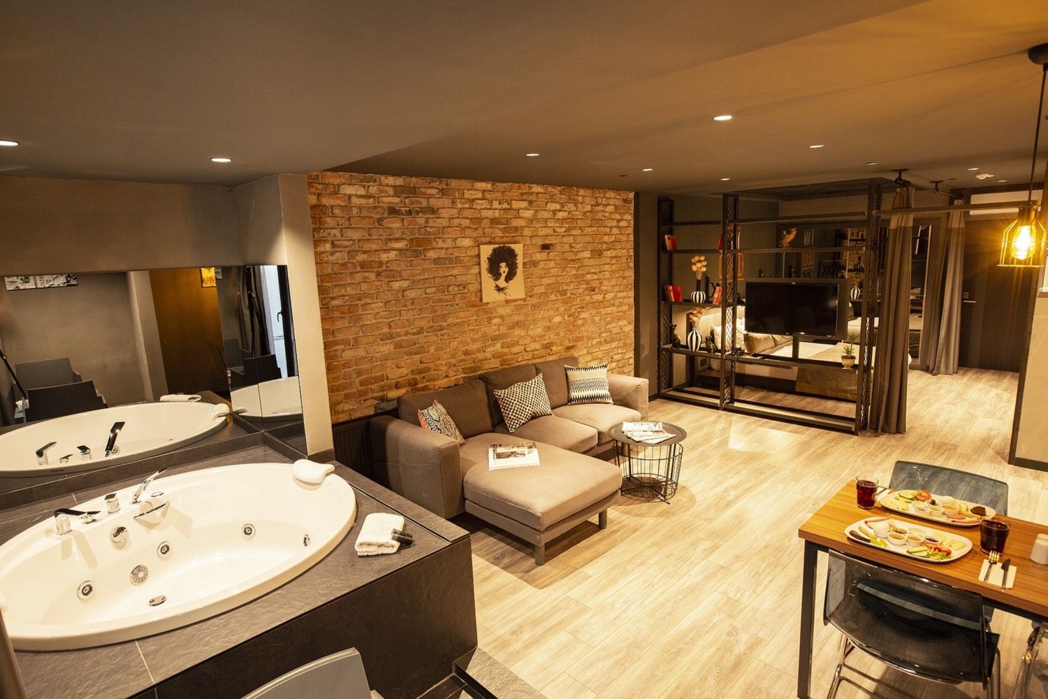 CITYLOFT 161 Jacuzzi Suite: Salonda jakuzi, kanepe ve tuğla duvar