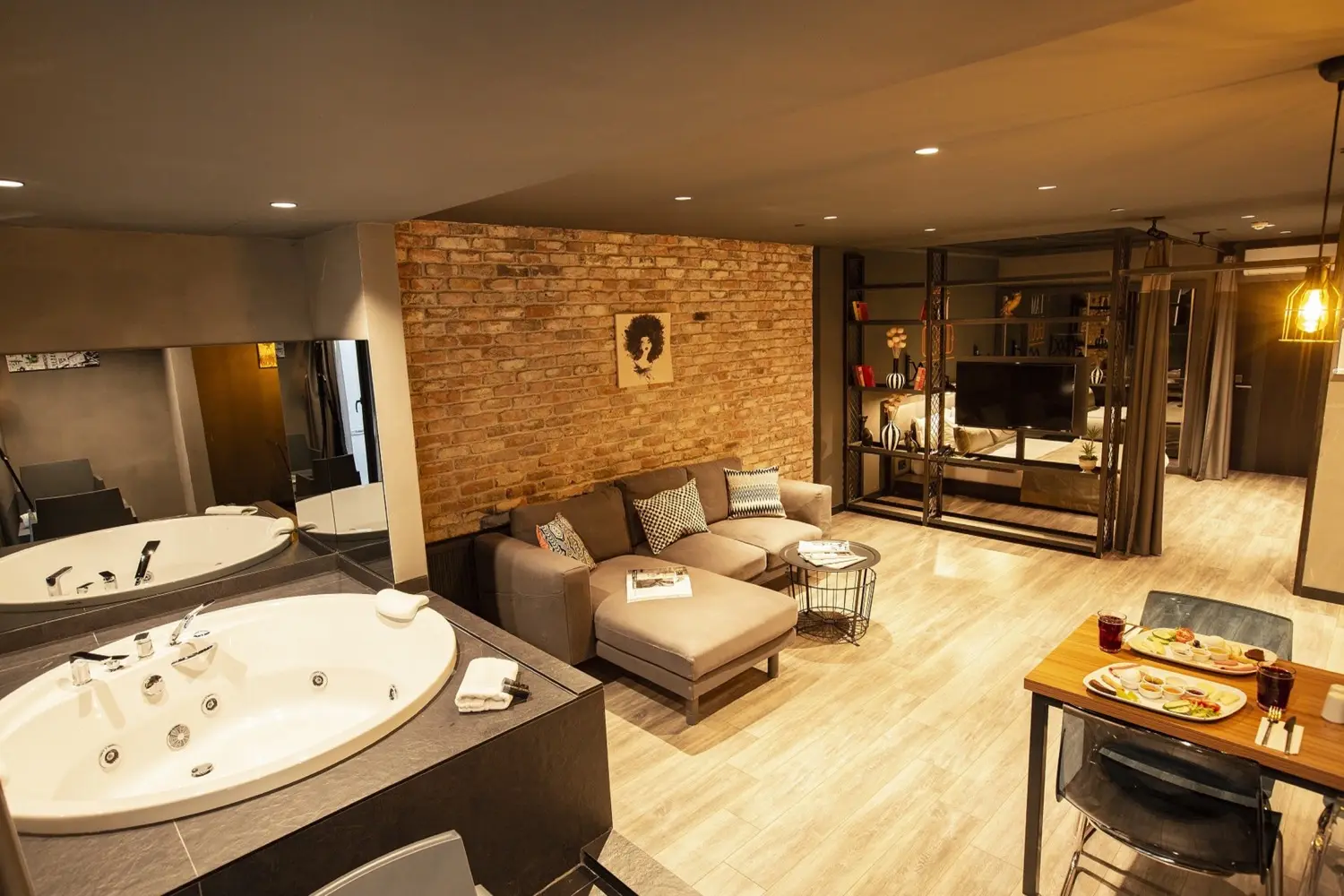CITYLOFT 161 Jacuzzi Suite: Salonda jakuzi, kanepe ve tuğla duvar