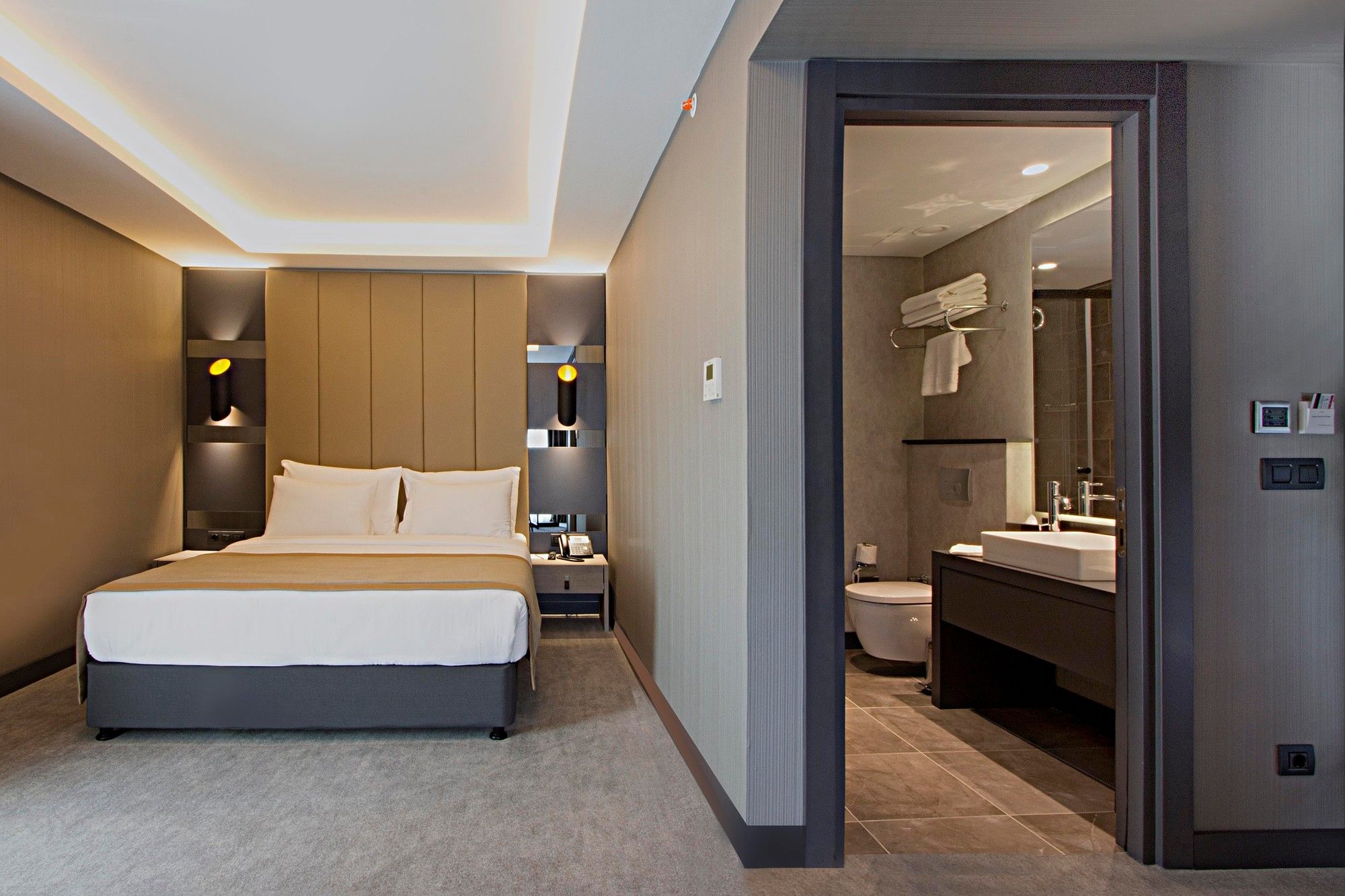 CITYLOFT 81 Corner Suite: Doppelbett und Badeingang