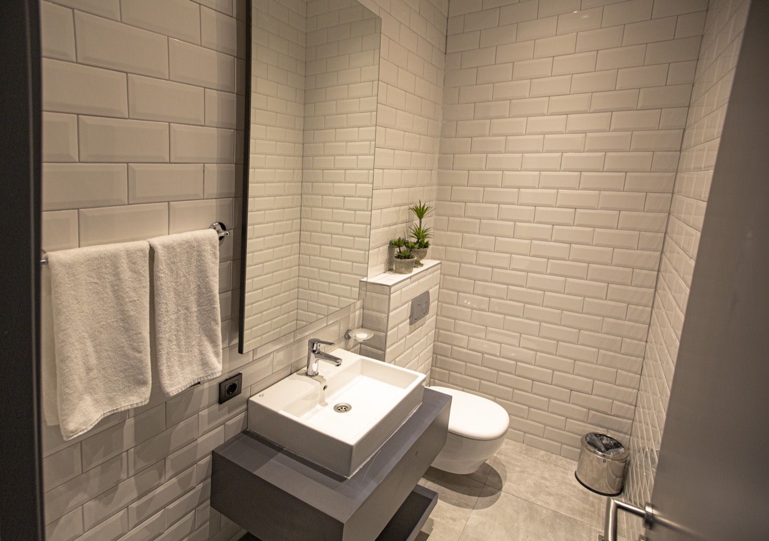 CITYLOFT 161 Two Bedroom Suite: Beyaz seramik kaplı banyo, lavabo ve klozet