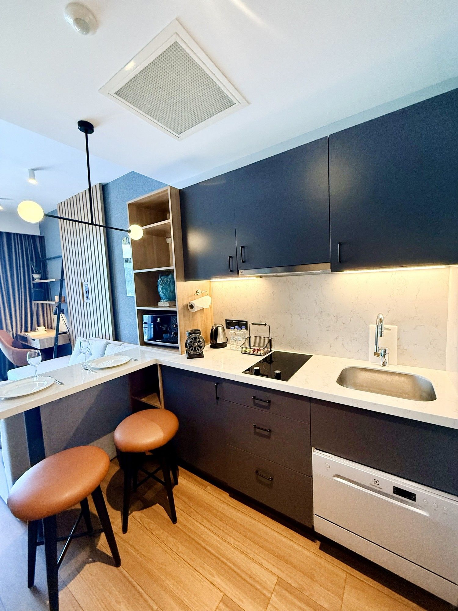 CITYLOFT 175 One Bedroom: Ankastre ocaklı mutfak, bulaşık makinesi ve bar tabureleri