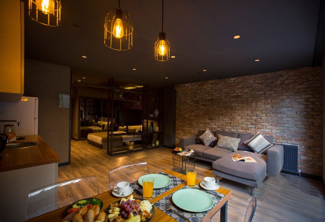 CITYLOFT 161 One Bedroom Garden: Tuğla duvarlı salon, mutfak ve kahvaltı masası