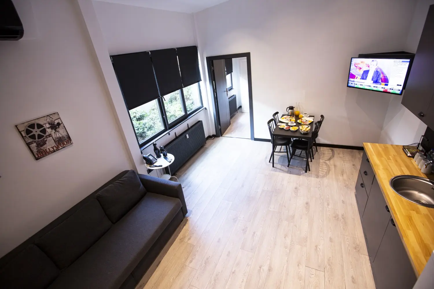 CITYLOFT 161 Two Bedroom Suite: Salon, yemek masası ve mutfak tezgâhı