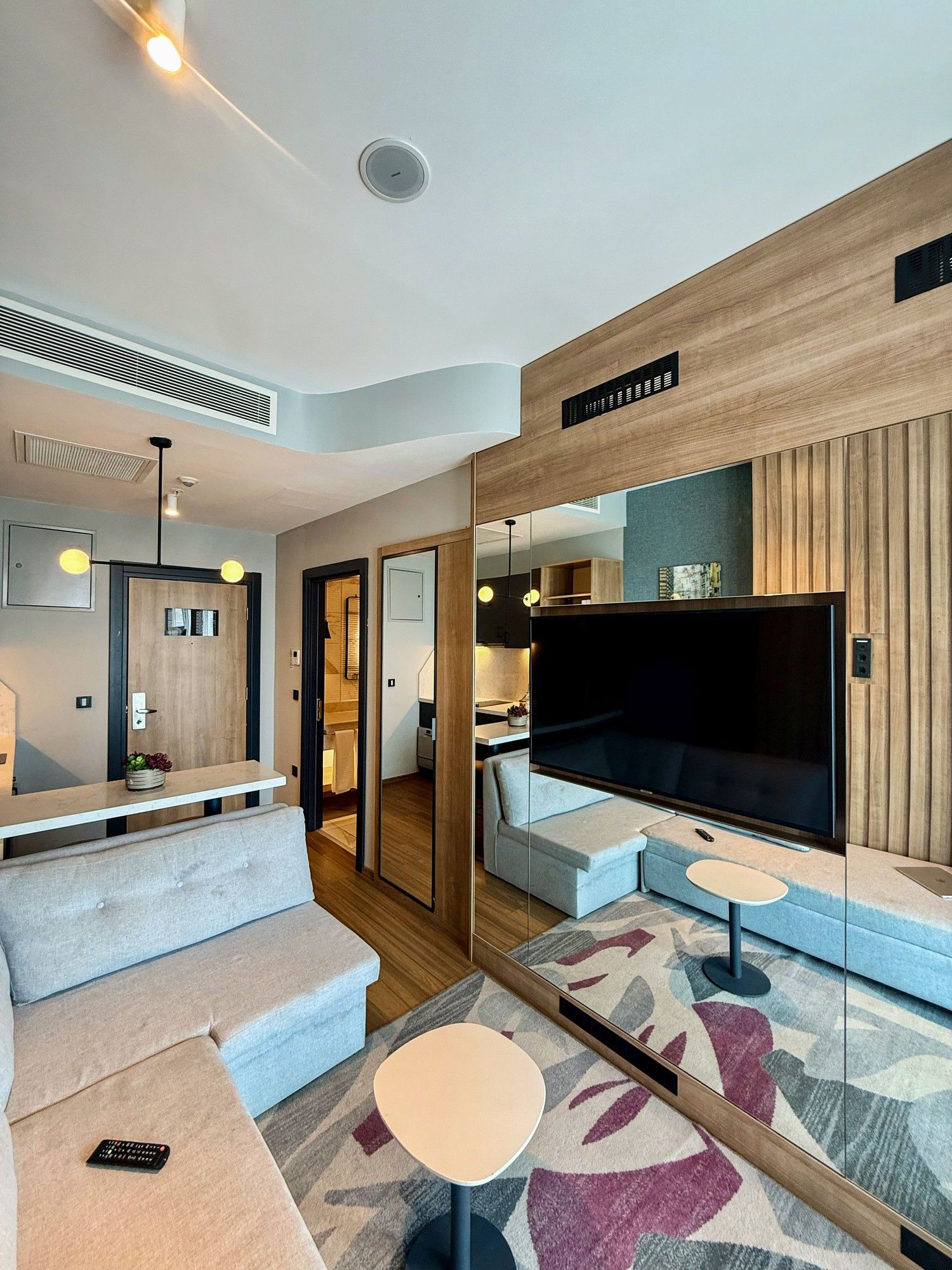 CITYLOFT 175 One Bedroom Sea: Salon, TV ve ayna duvarı