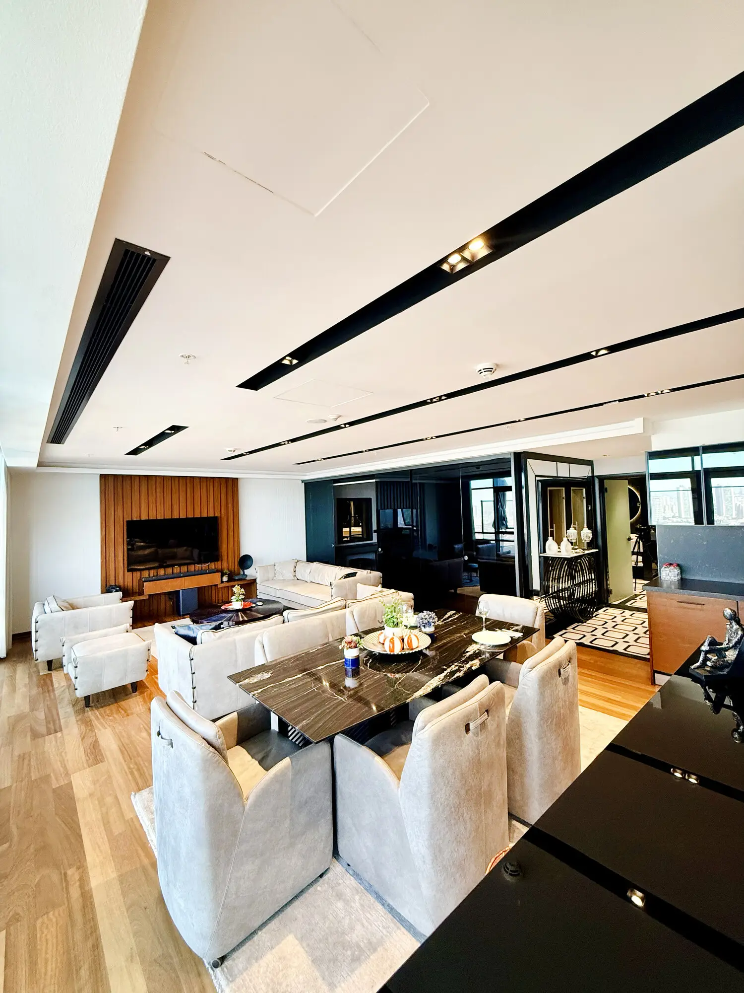 CITYLOFT 175 Presidential Suite: Yemek masası ve geniş salon