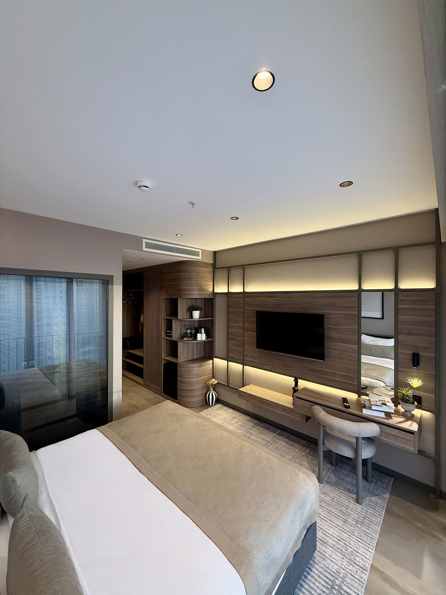 CITYLOFT 147 Studio Suite: Yatak, TV duvarı ve çalışma masası tek mekânda