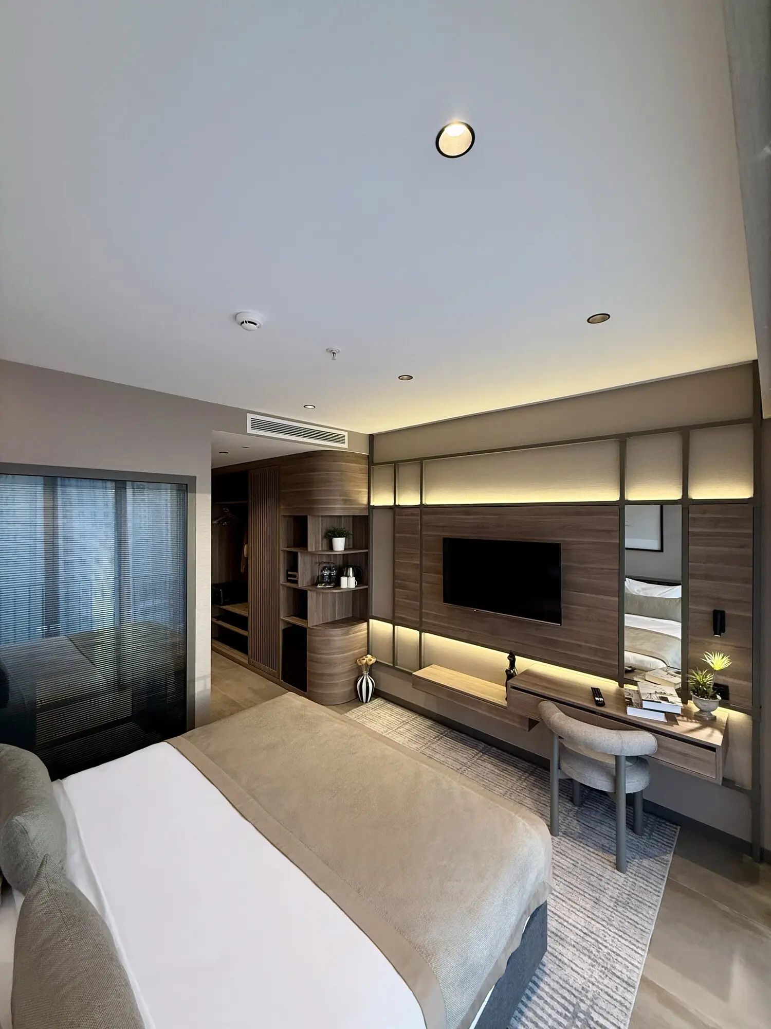 CITYLOFT 147 Studio Suite: Yatak, TV duvarı ve çalışma masası tek mekânda