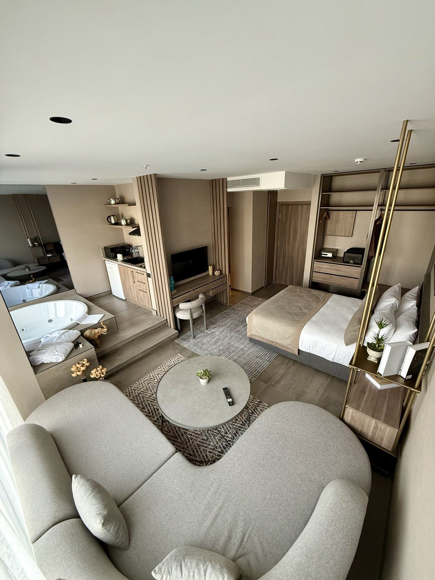 CITYLOFT 147 Jacuzzi Suite with City view: Yatak, kanepe ve jakuzinin bir arada görüldüğü genel görünüm