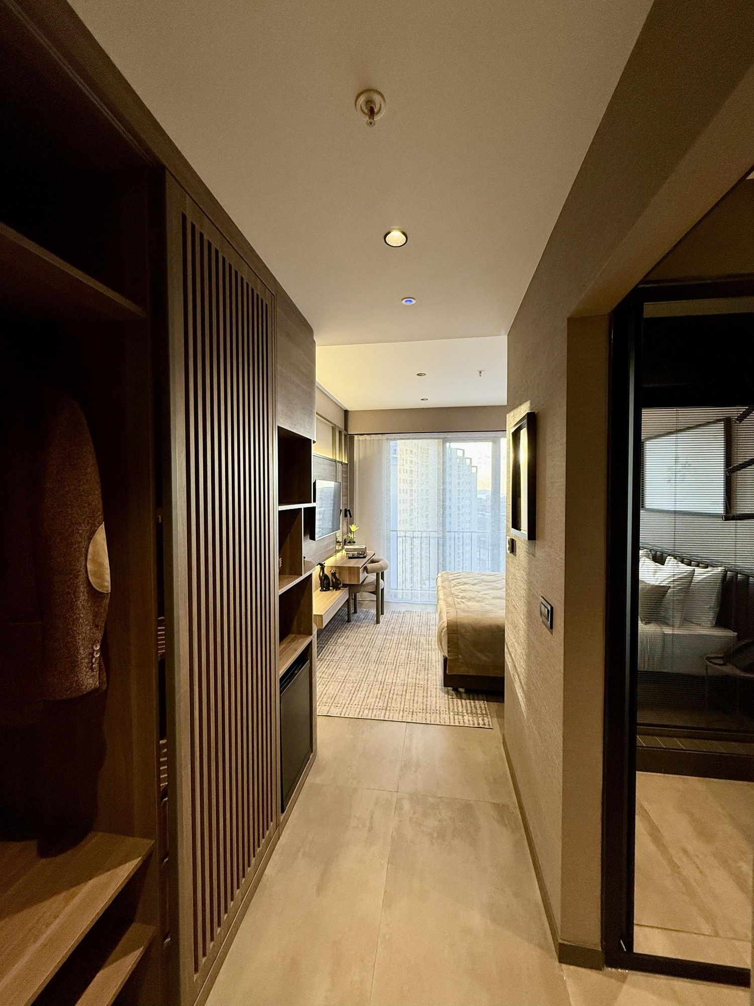 CITYLOFT 147 Studio Suite: Giriş koridoru, gardırop ve banyo kapısı