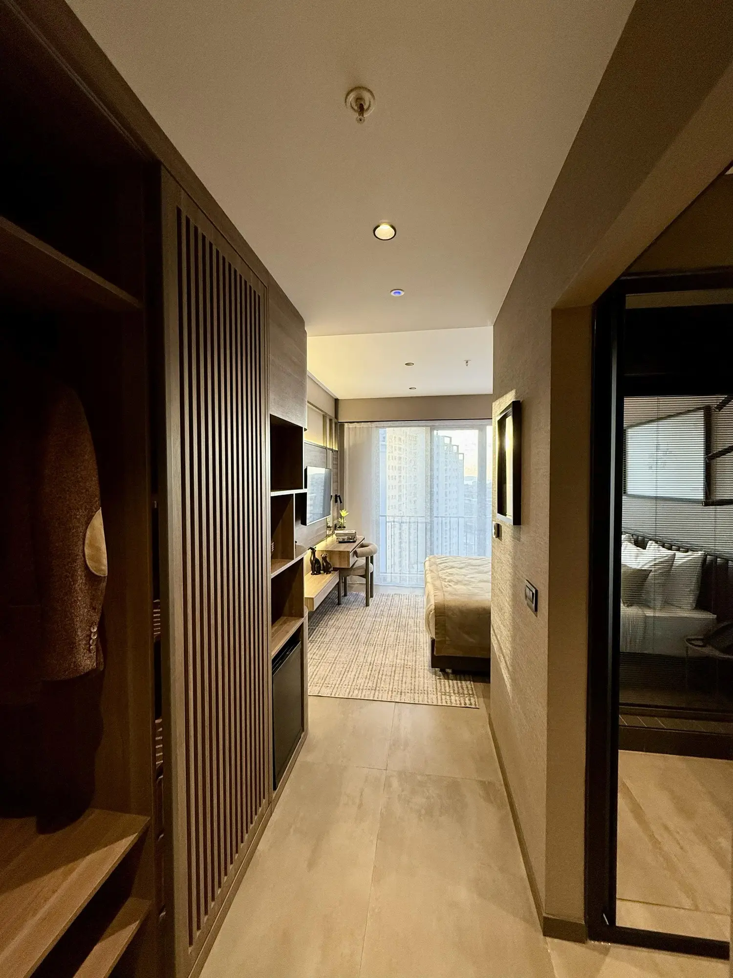 CITYLOFT 147 Studio Suite: Giriş koridoru, gardırop ve banyo kapısı