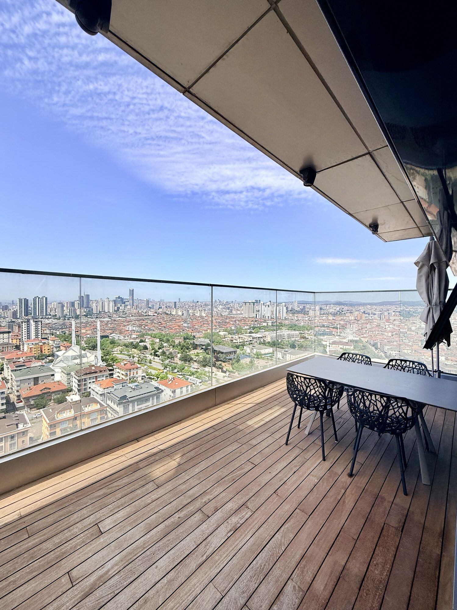 CITYLOFT 175 Presidential Suite: Şehir manzaralı geniş teras ve oturma grubu