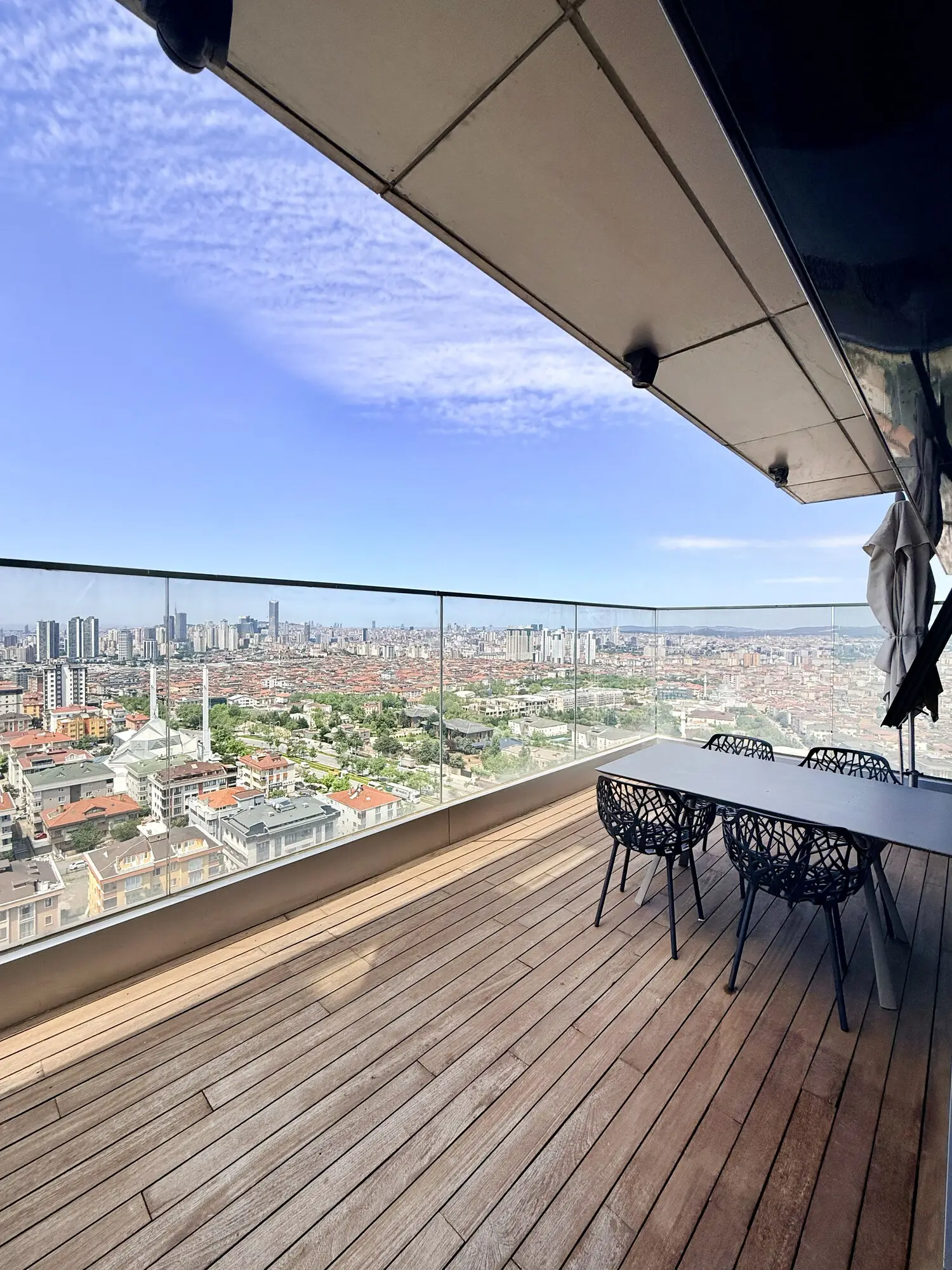 CITYLOFT 175 Presidential Suite: Şehir manzaralı geniş teras ve oturma grubu
