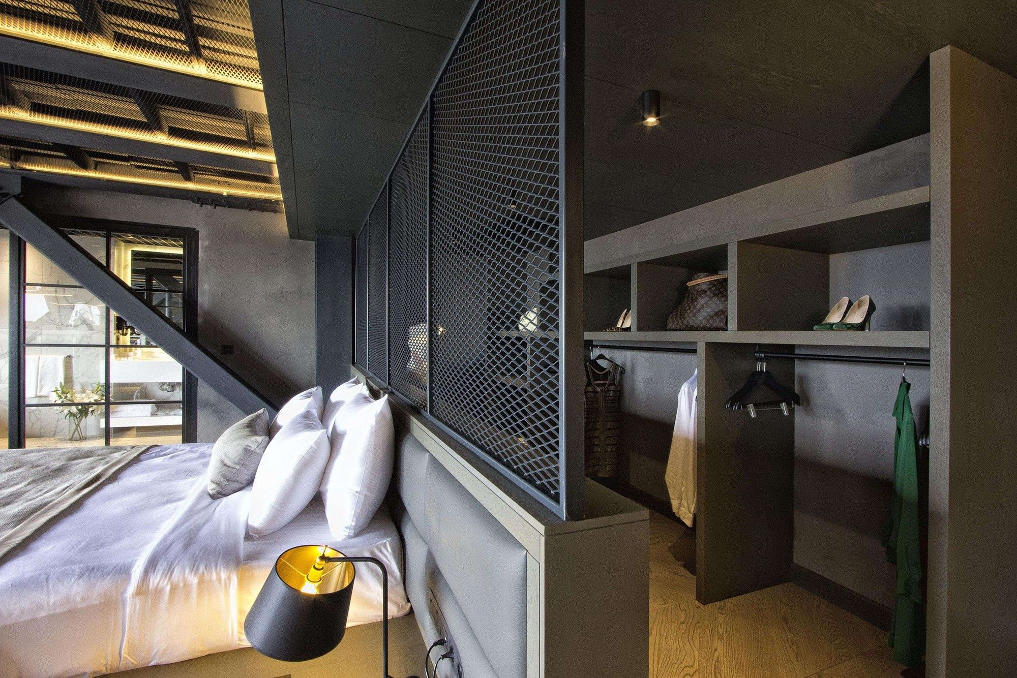 CITYLOFT 81 Jacuzzi Suite: Yatak ve giyinme bölümü