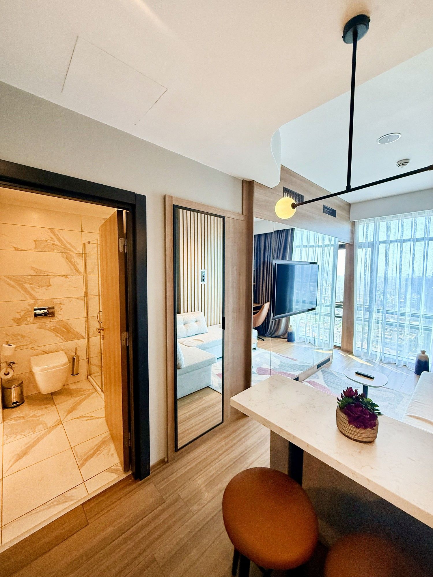 CITYLOFT 175 One Bedroom Sea: Bar tezgâhı, banyo girişi ve geniş pencere