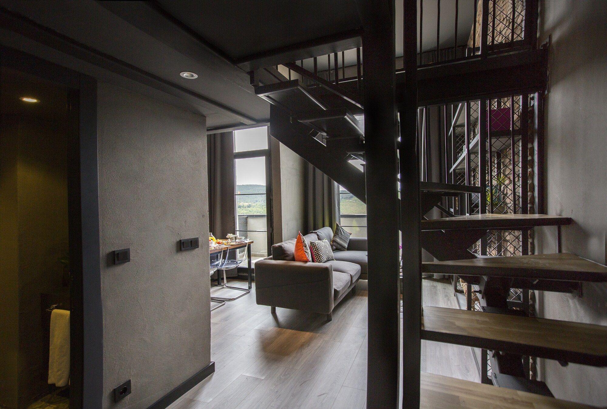 CITYLOFT 161 Loft Suite: Merdiven, giriş ve alt kattaki oturma alanı