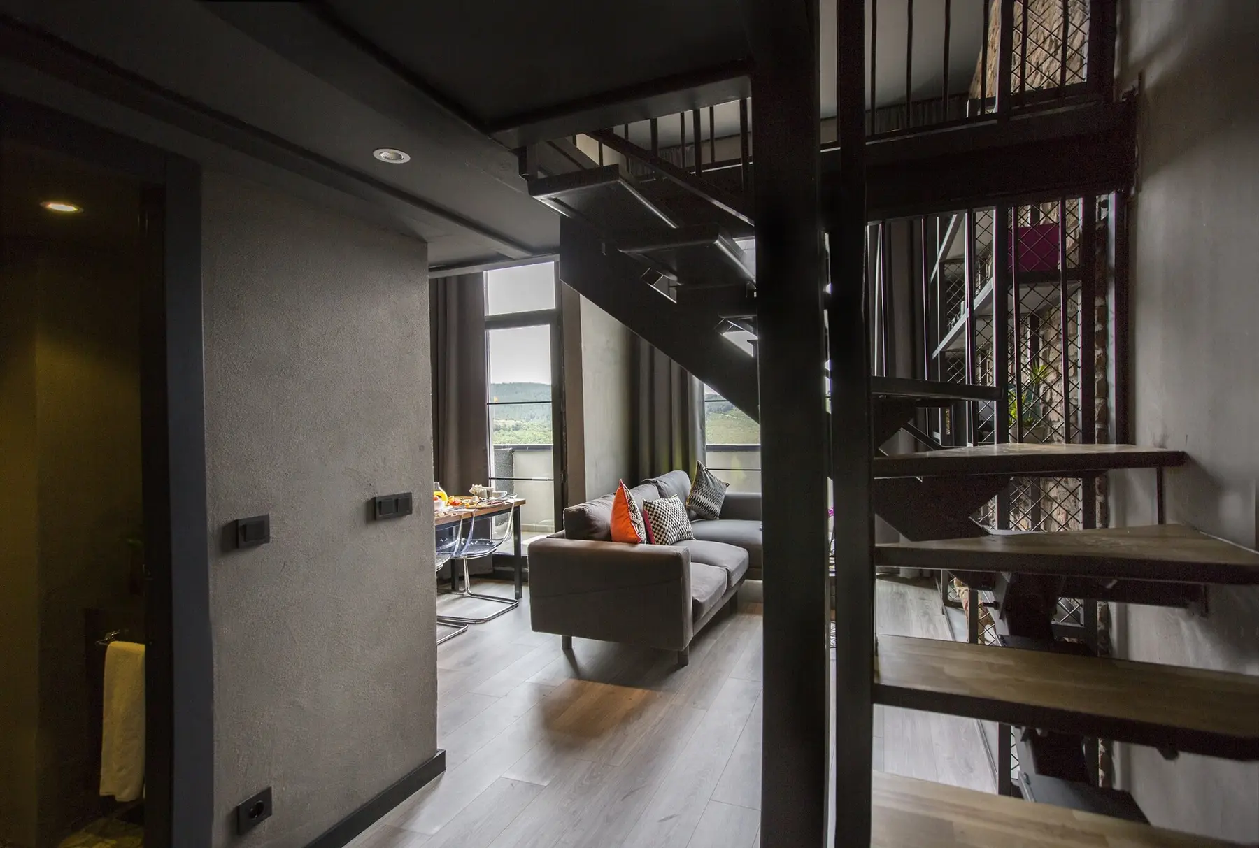 CITYLOFT 161 Loft Suite: Merdiven, giriş ve alt kattaki oturma alanı