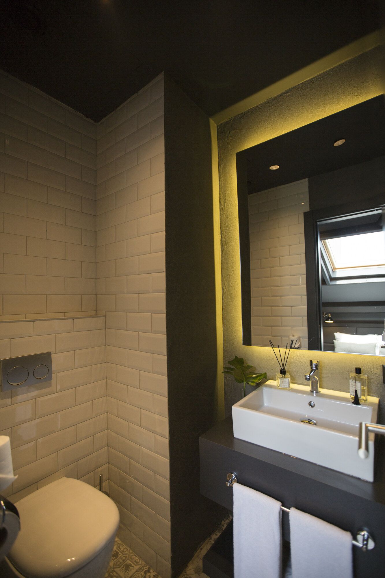 CITYLOFT 161 Corner Suite with Terrace: Aydınlatmalı aynalı lavabo ve klozet