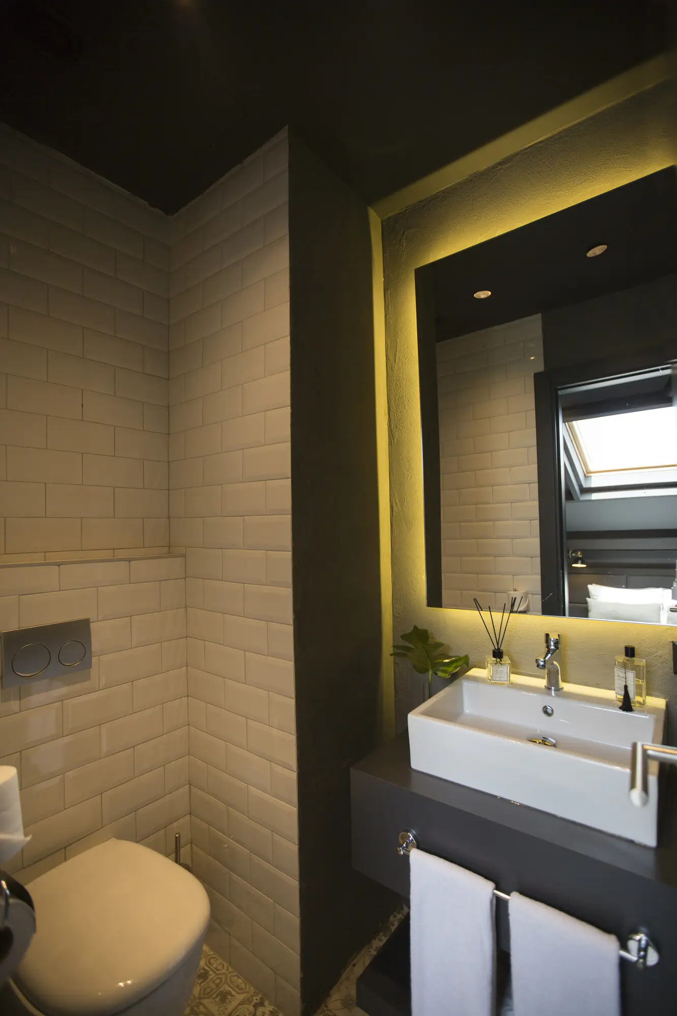 CITYLOFT 161 Corner Suite with Terrace: Aydınlatmalı aynalı lavabo ve klozet