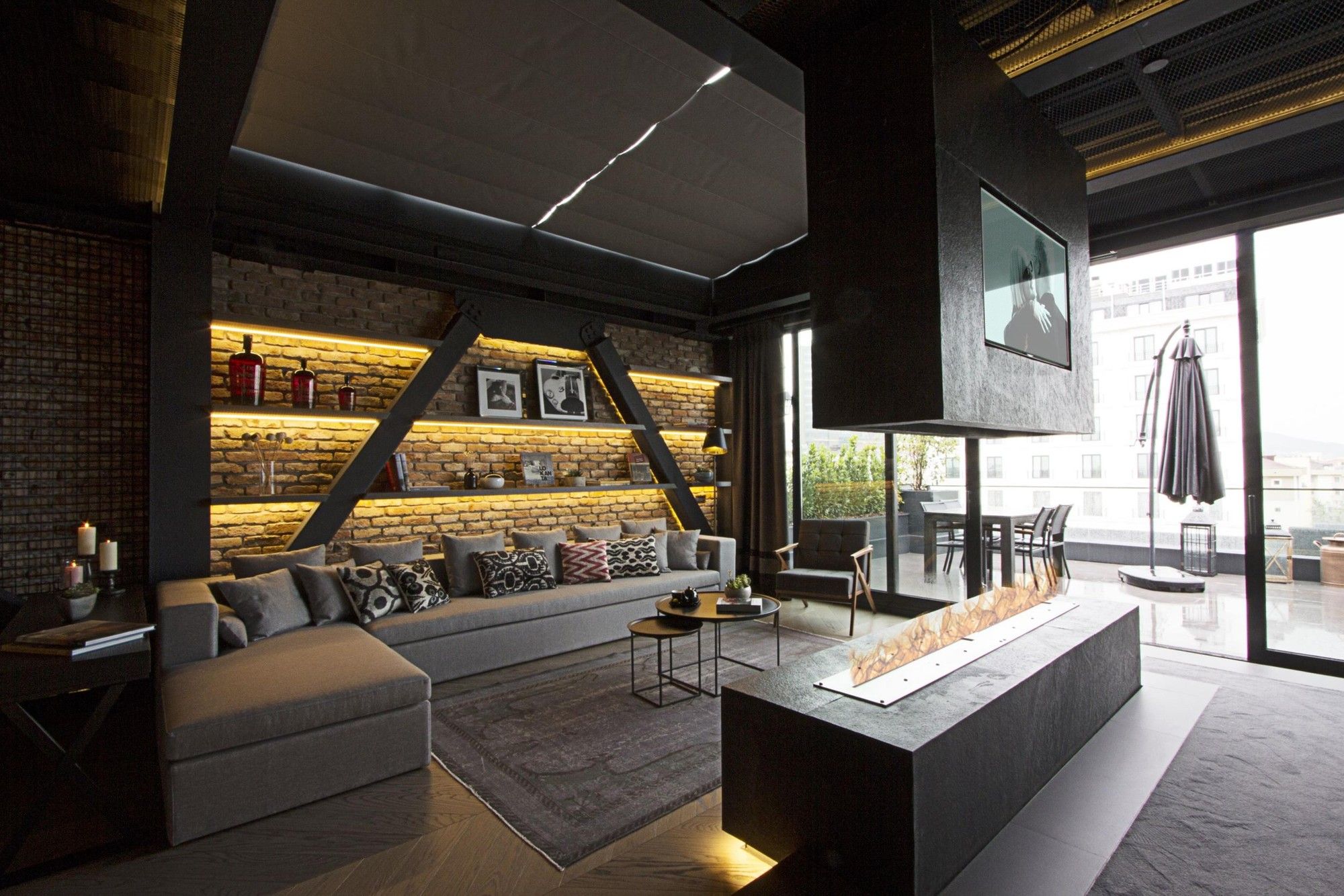 CITYLOFT 81 Presidential Suite: Şömineli salon ve teras kapısı
