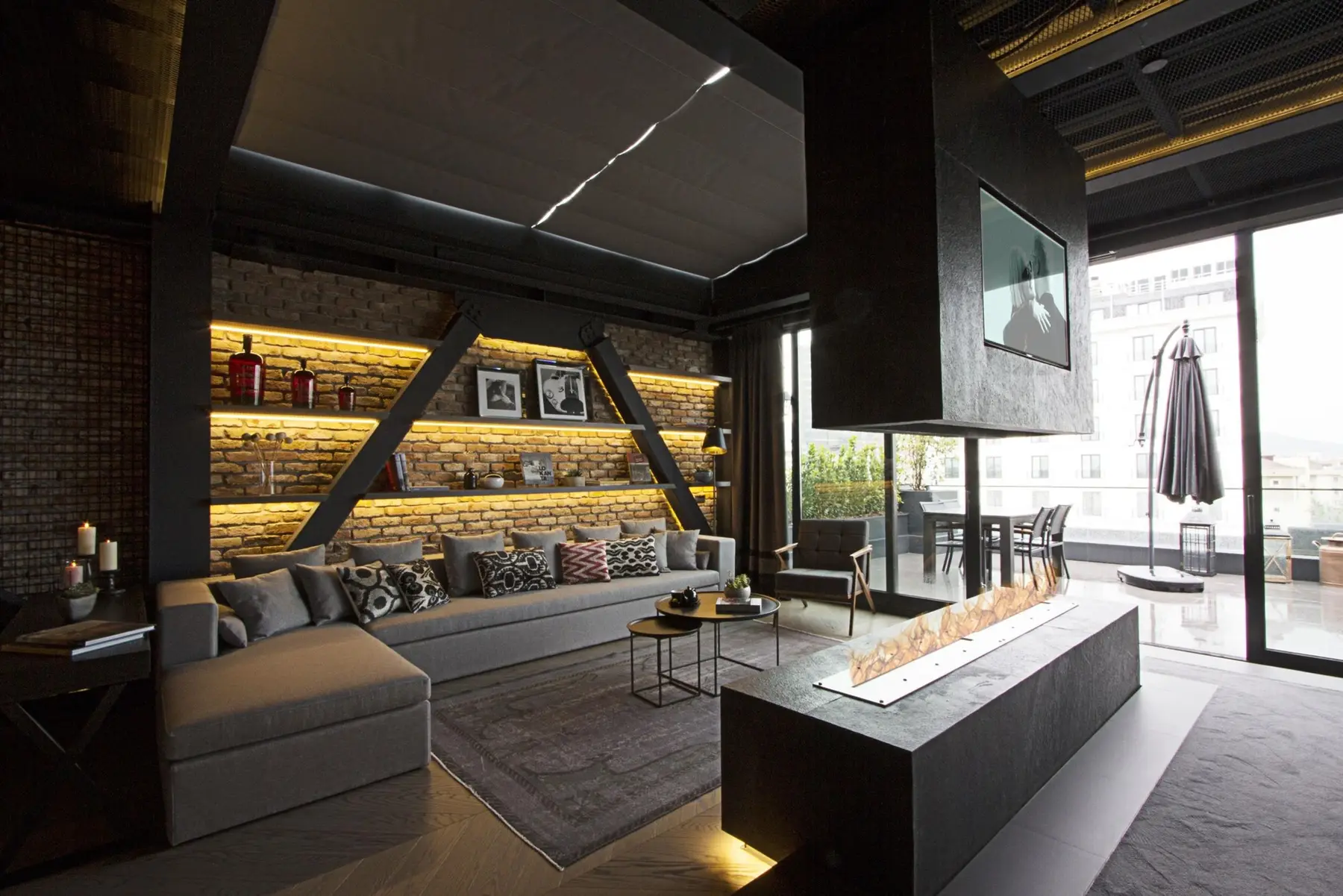 CITYLOFT 81 Presidential Suite: Şömineli salon ve teras kapısı
