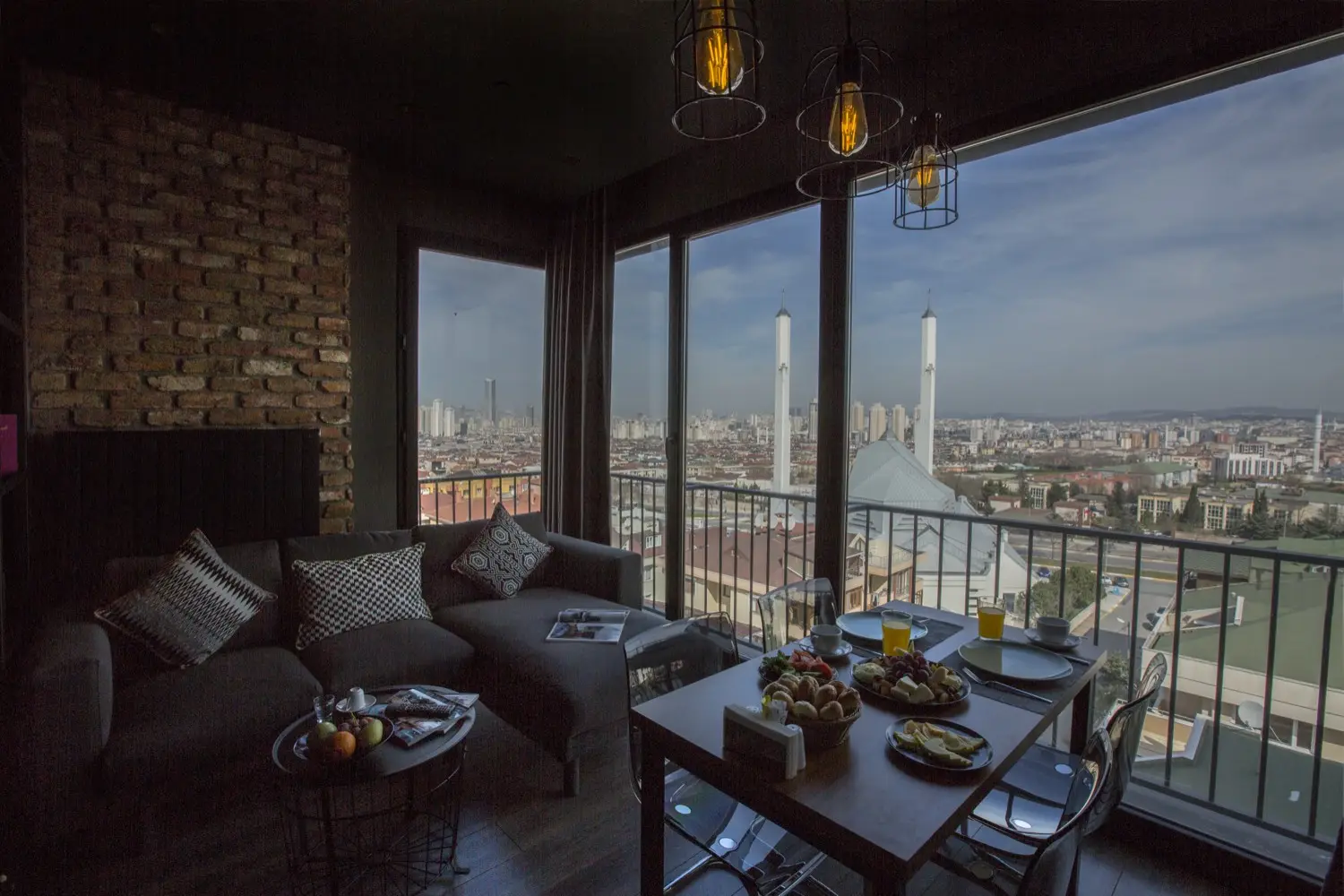 CITYLOFT 161 Corner Suite: Köşe pencereler önünde kahvaltı masası ve şehir manzarası