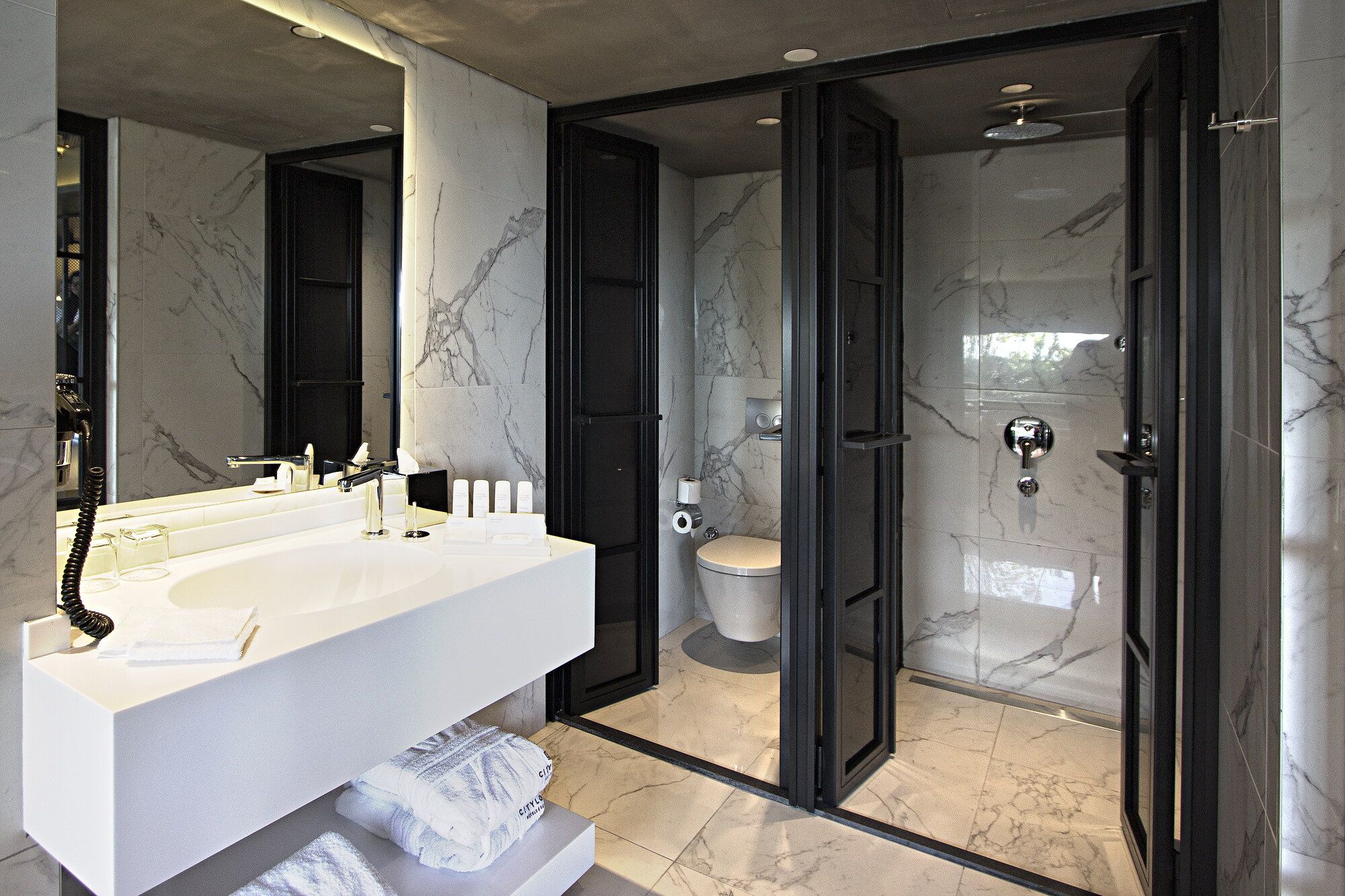 CITYLOFT 81 Jacuzzi Suite: Mermer banyo, lavabo ve cam duş kabini