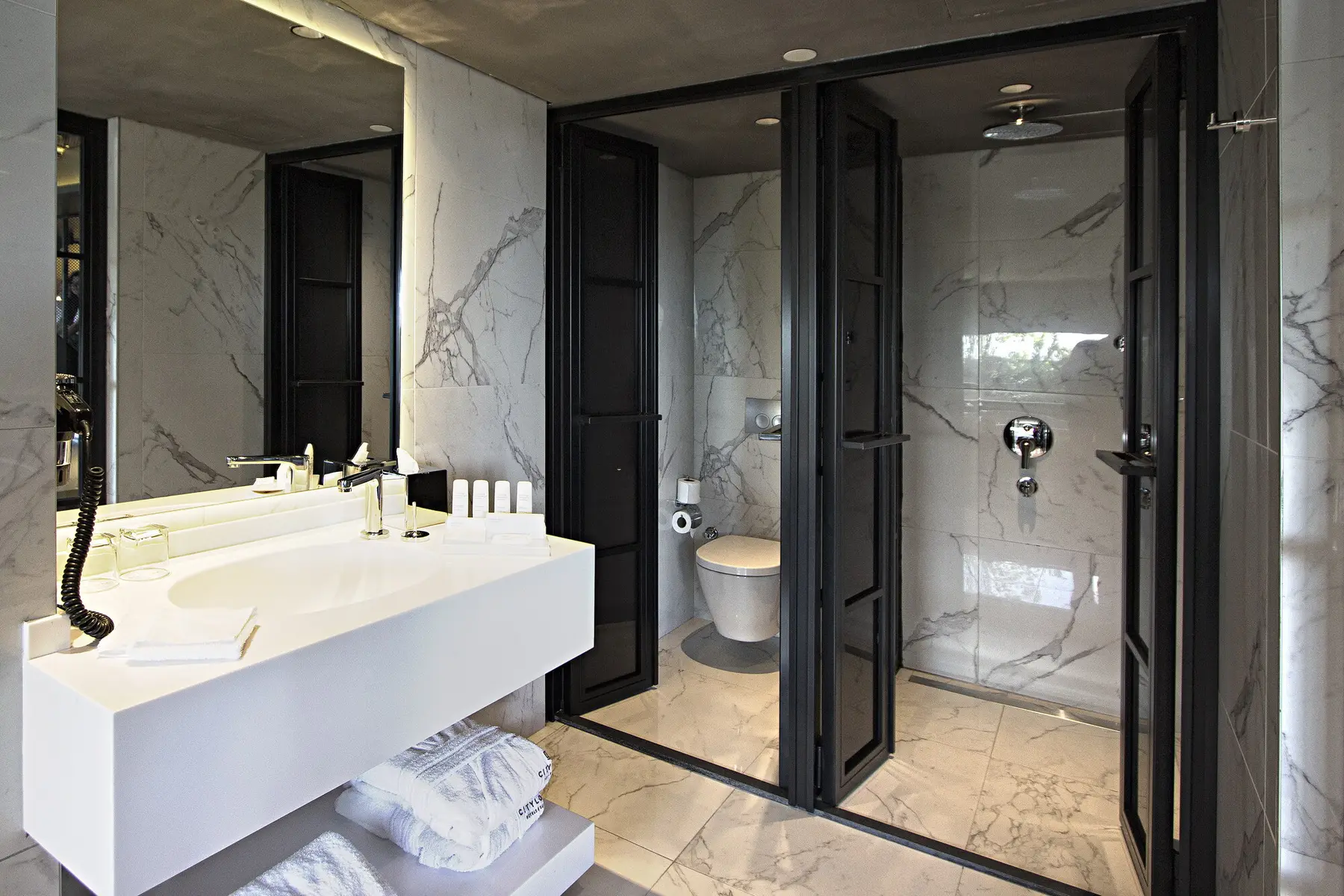 CITYLOFT 81 Jacuzzi Suite: Mermer banyo, lavabo ve cam duş kabini