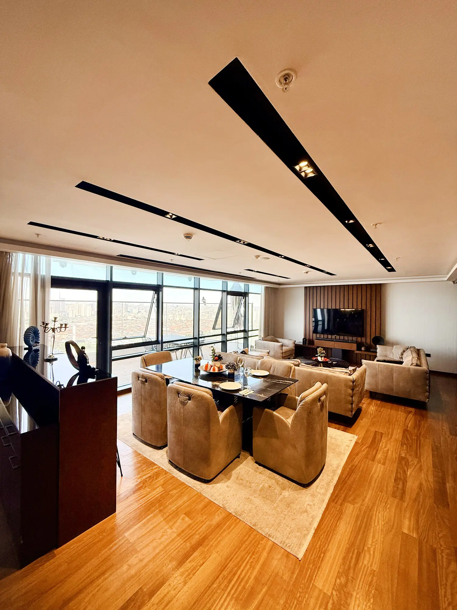 CITYLOFT 175 Presidential Suite: Yemek alanı, koltuk takımı ve TV duvarı